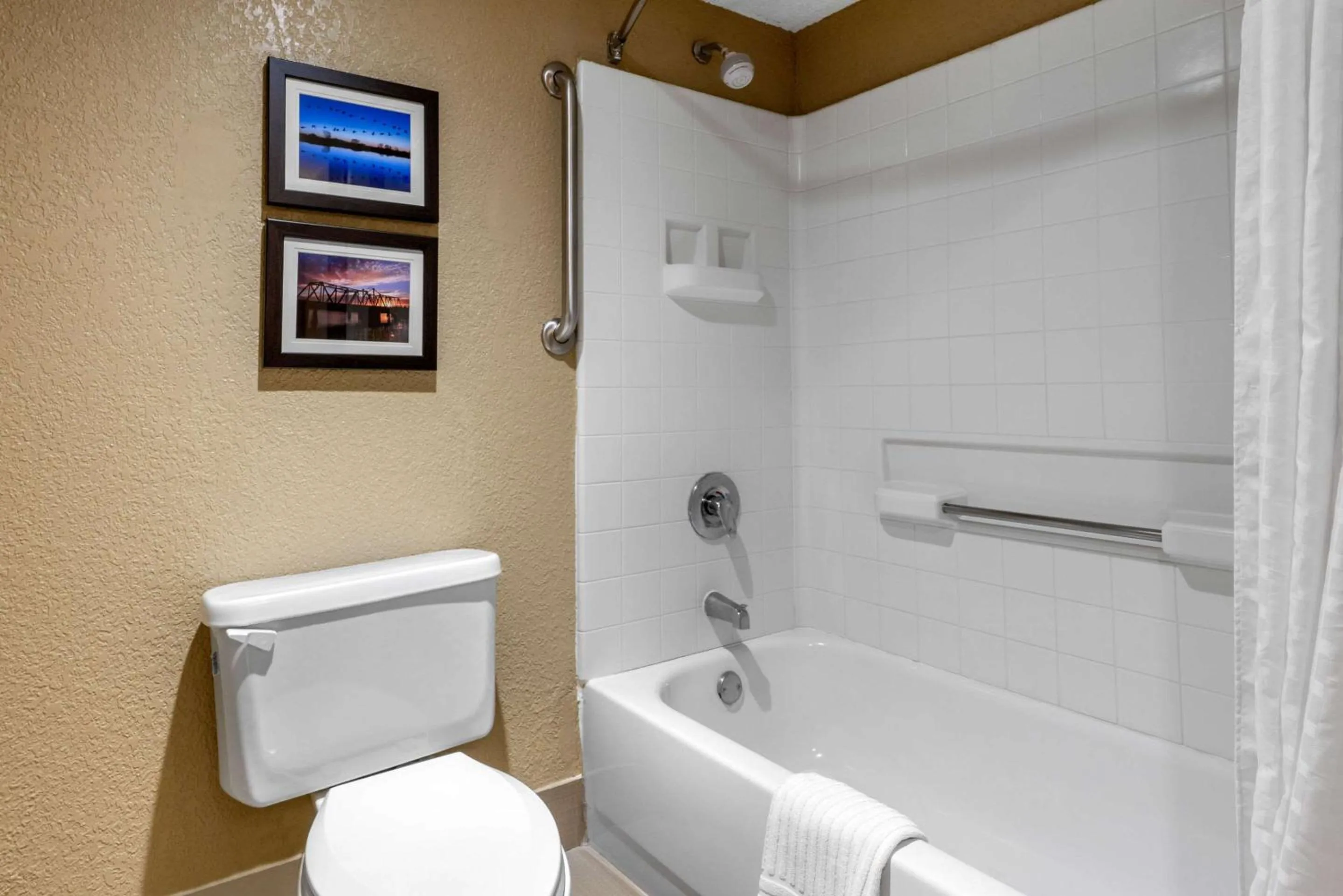 Bedroom in Comfort Inn Lathrop Stockton Airport