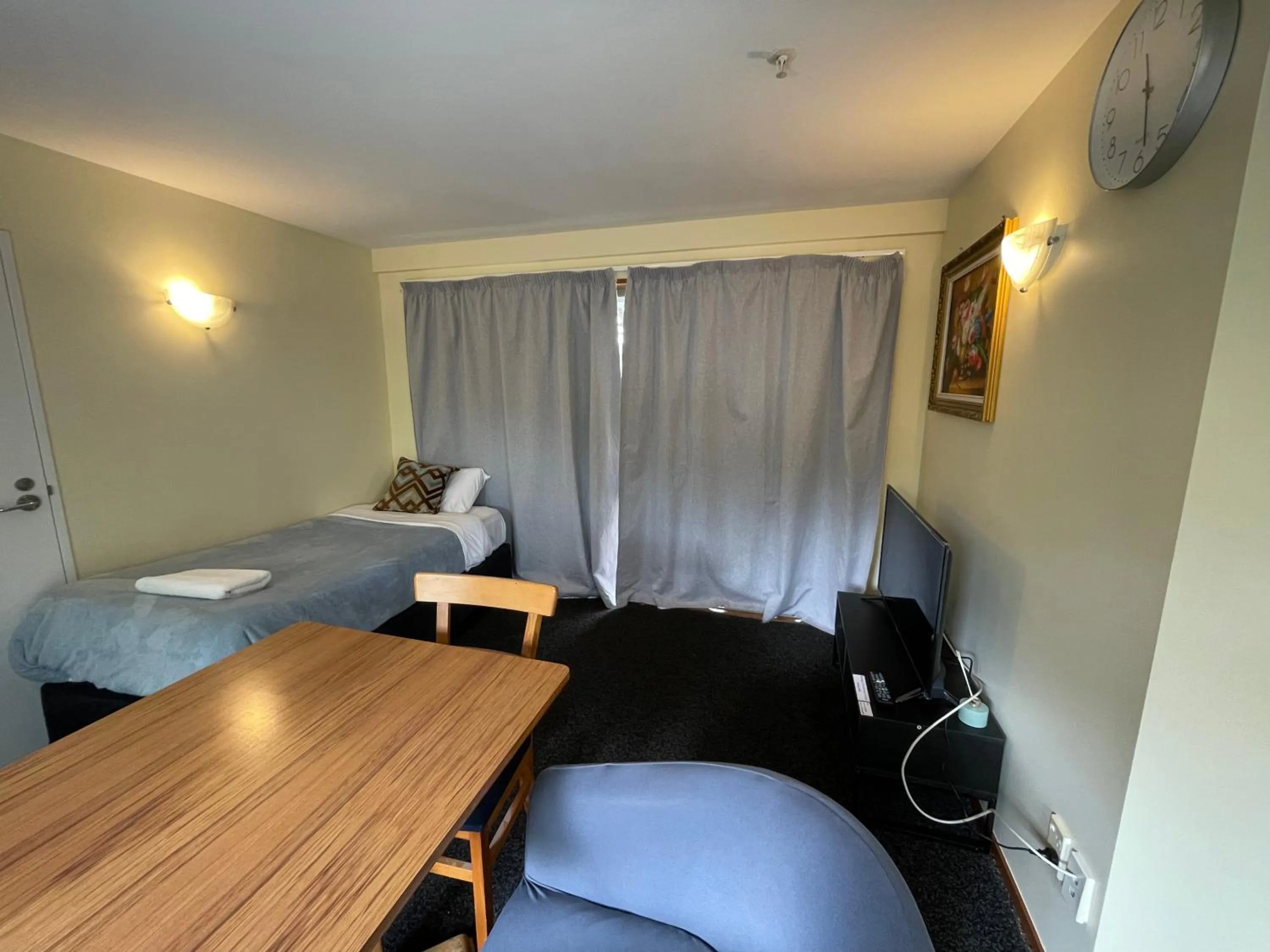 Living room, Bed in Central Park Motor Lodge