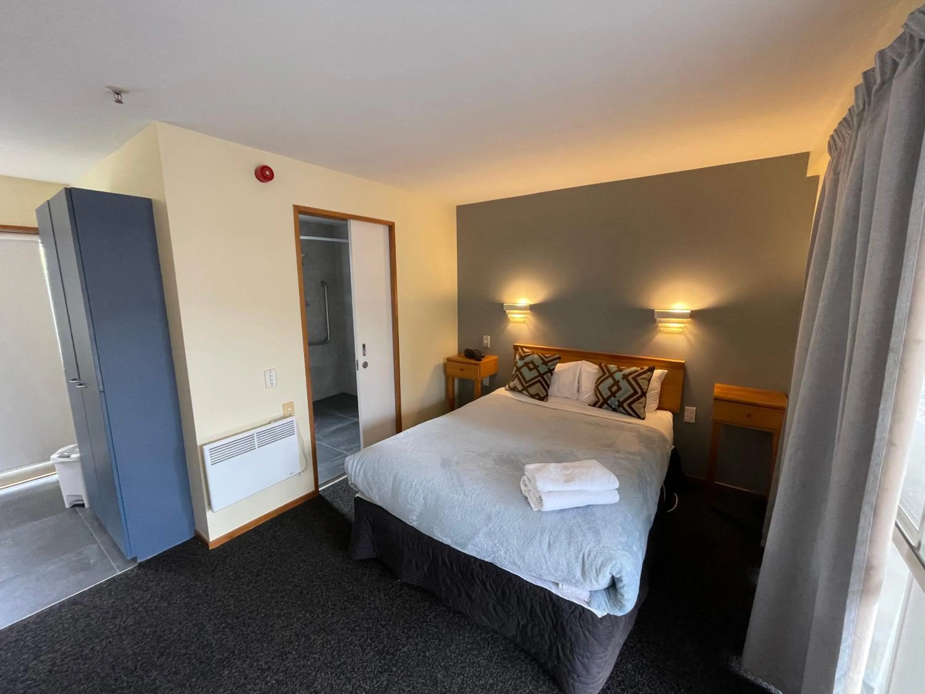 Photo of the whole room, Bed in Central Park Motor Lodge