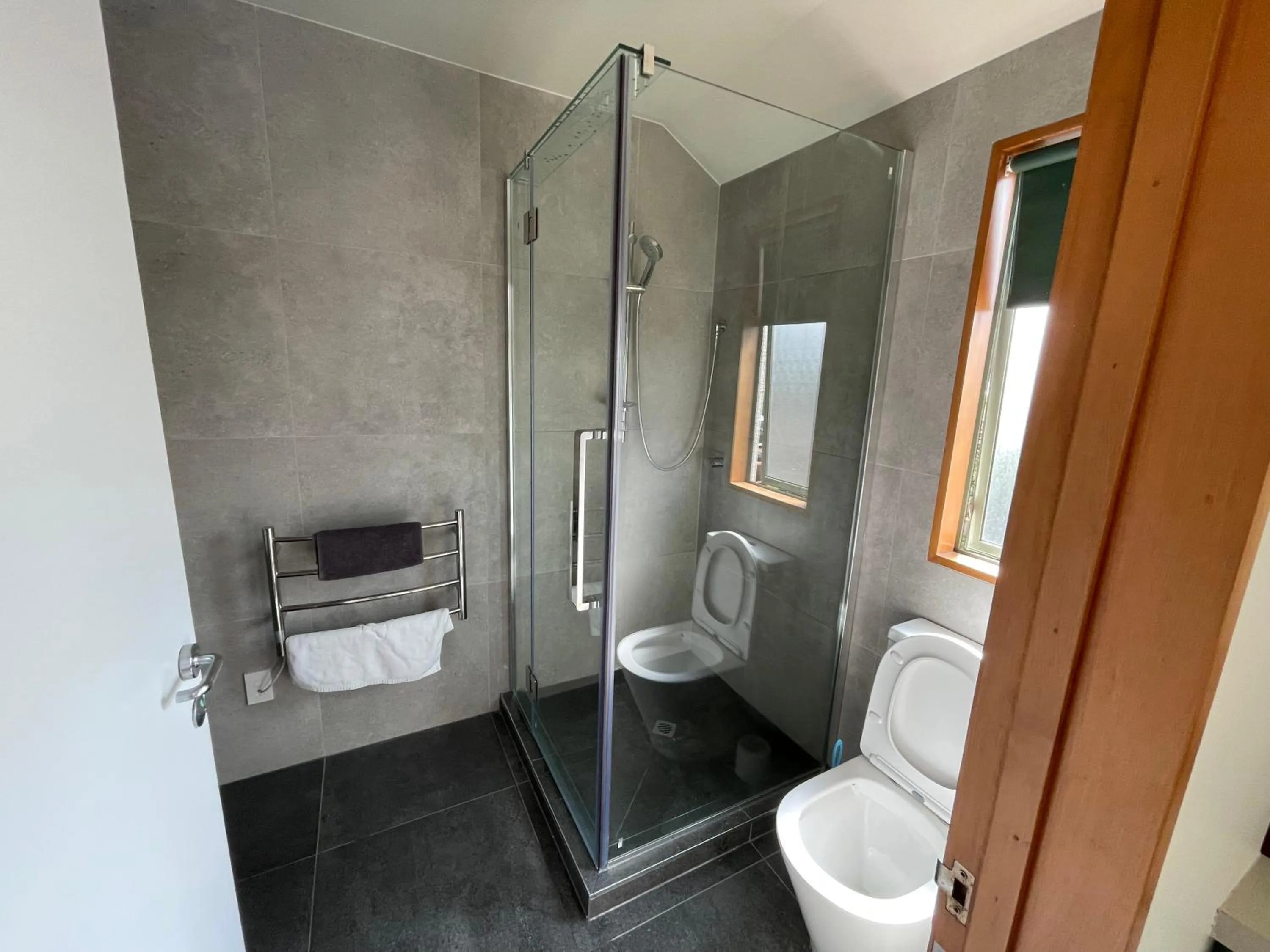 Bathroom in Central Park Motor Lodge