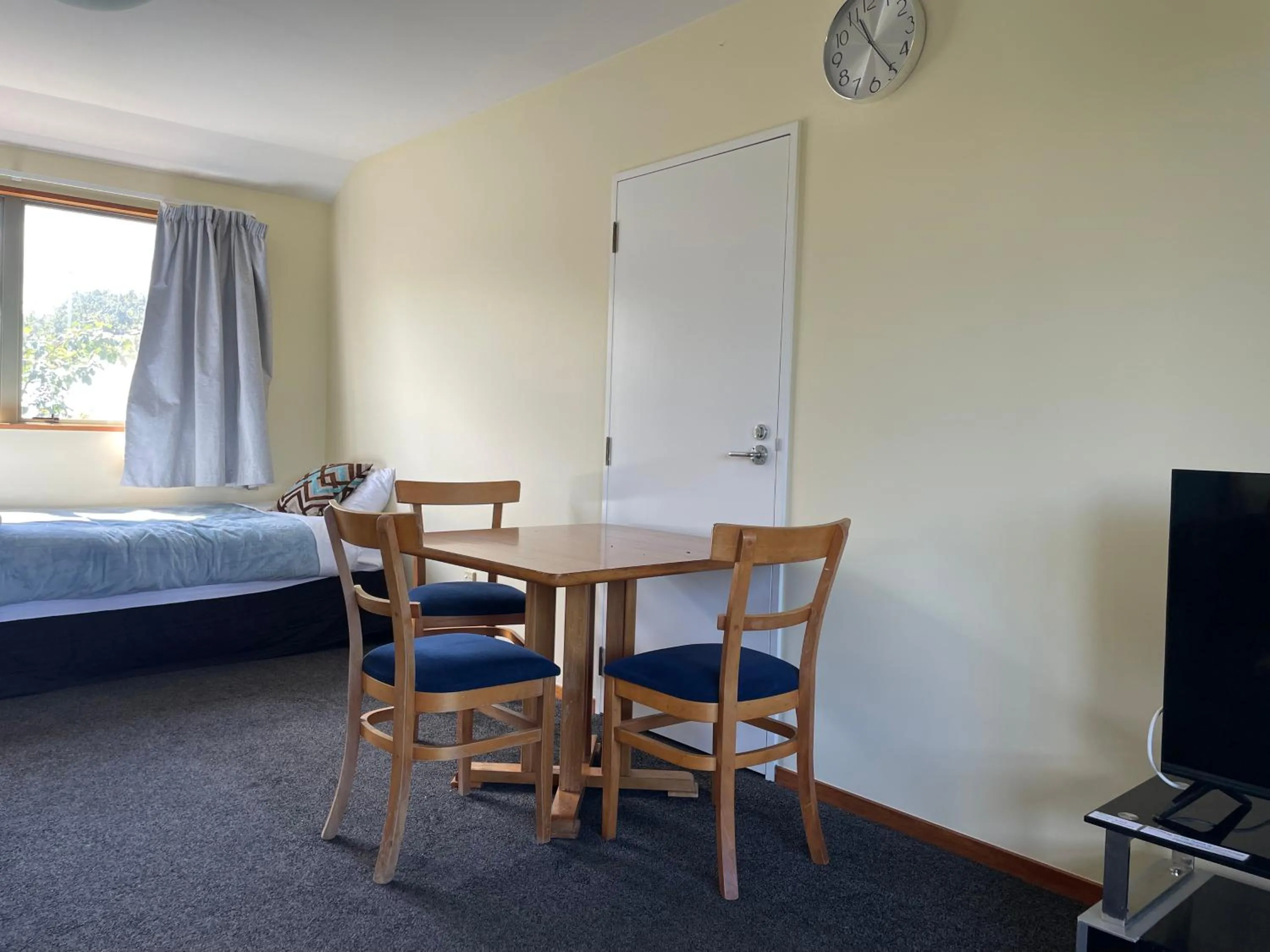 Dining area, Bed in Central Park Motor Lodge