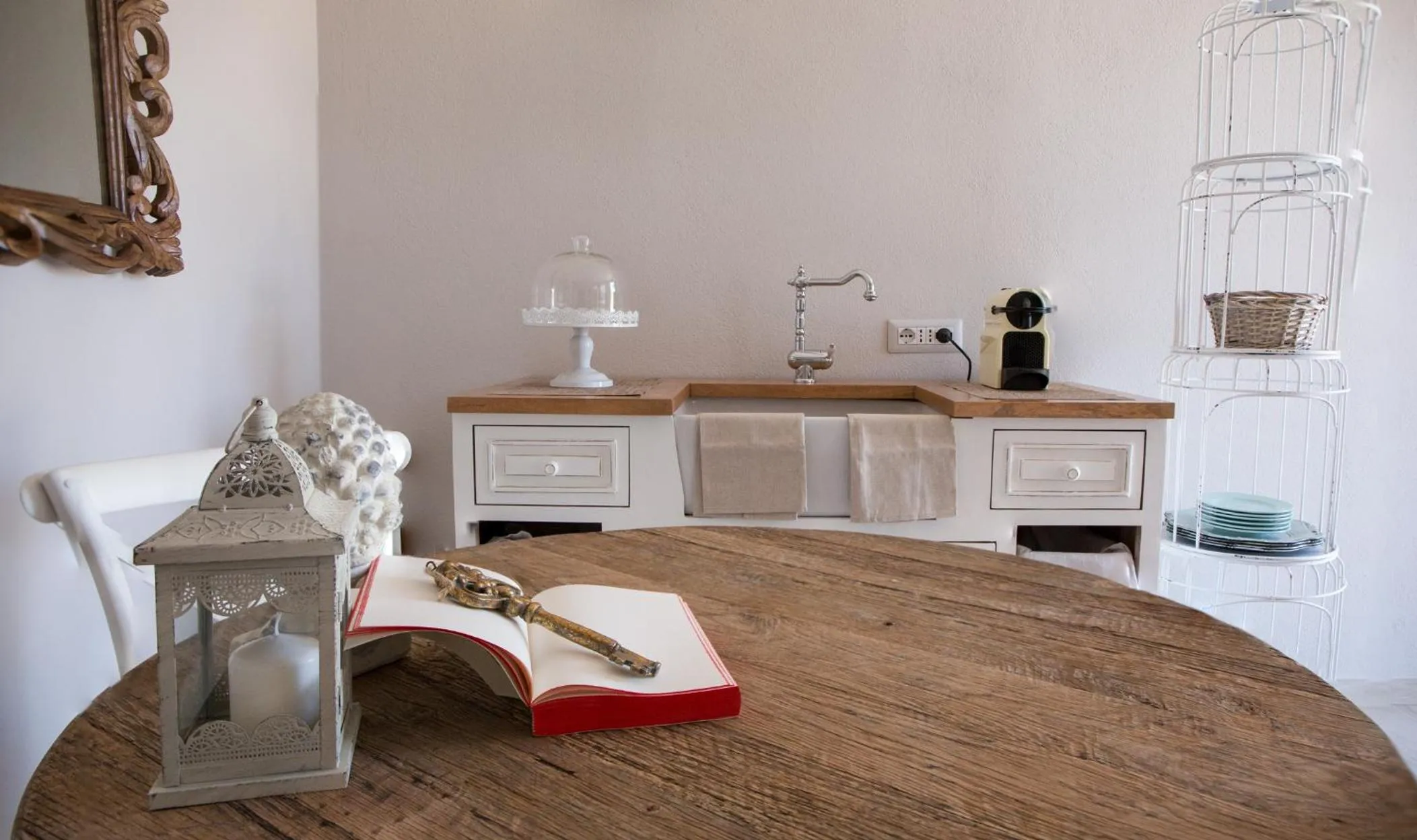 Communal lounge/ TV room, Bed in Le Saline Suites