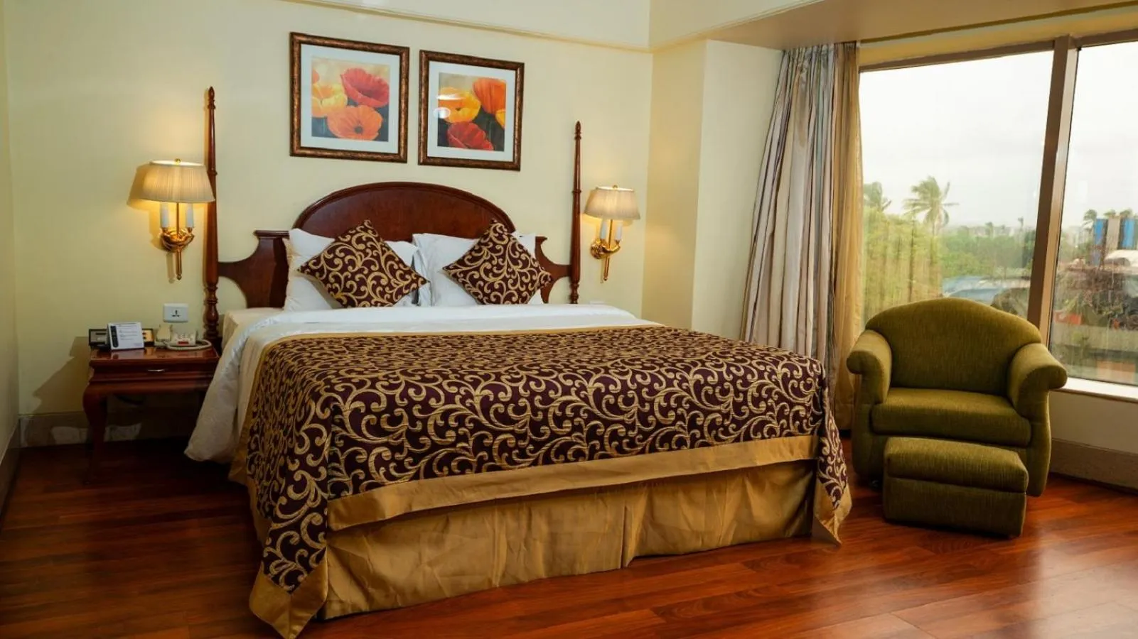 Bed in Ramada Plaza By Wyndham Palm Grove