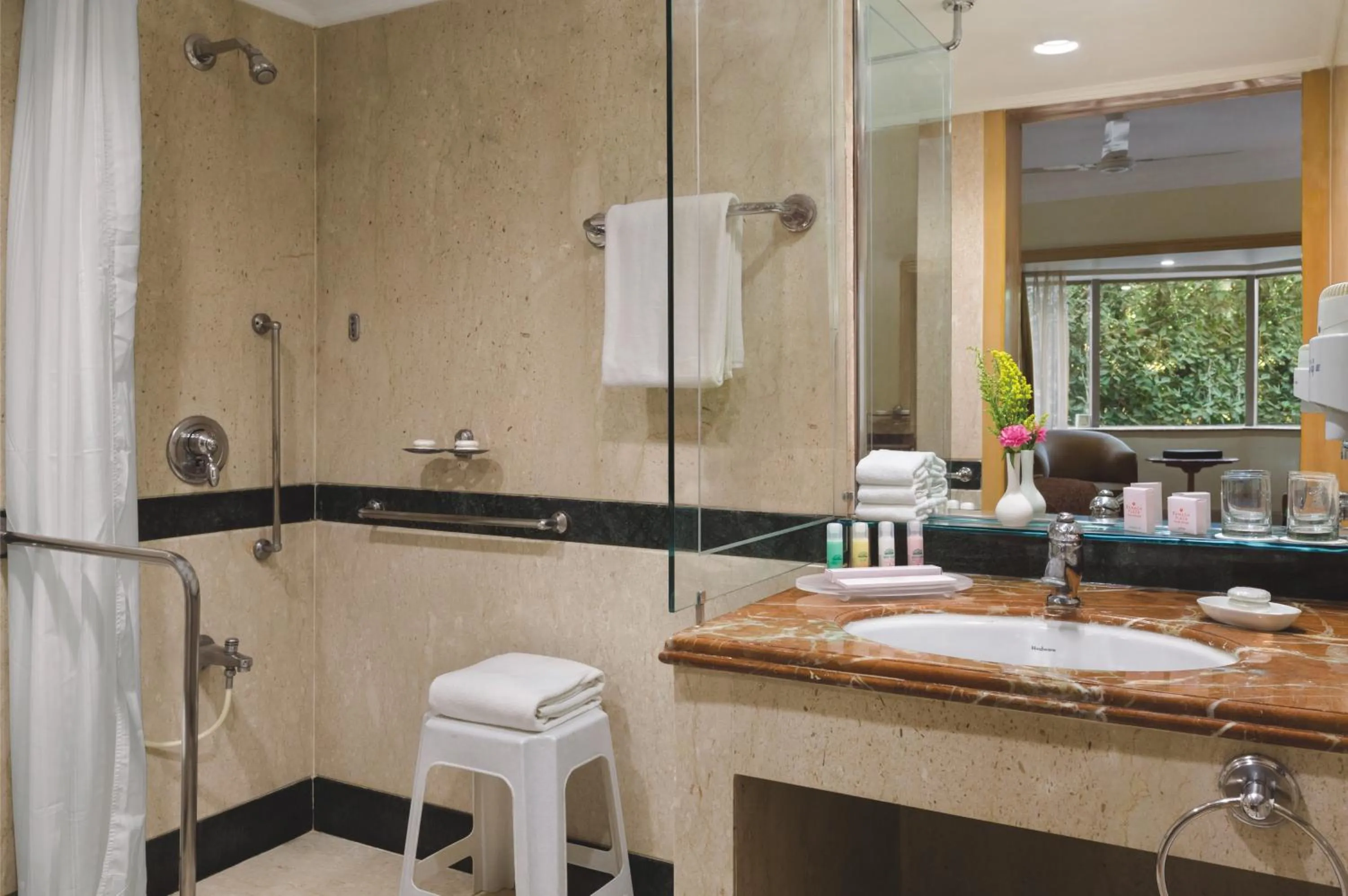 Shower in Ramada Plaza By Wyndham Palm Grove