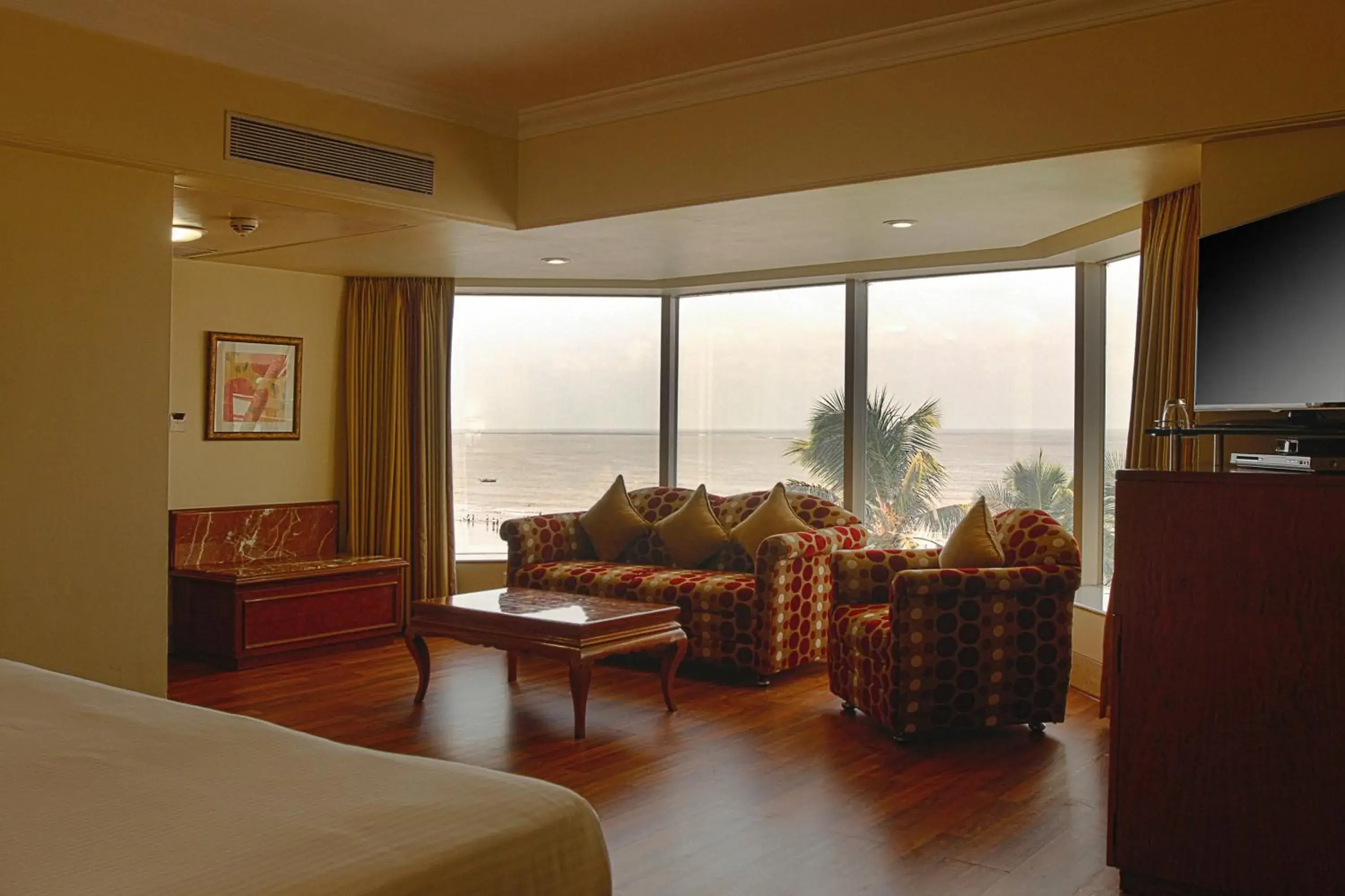 Seating area, Bed in Ramada Plaza By Wyndham Palm Grove Seating area, Bed in Ramada Plaza By Wyndham Palm Grove