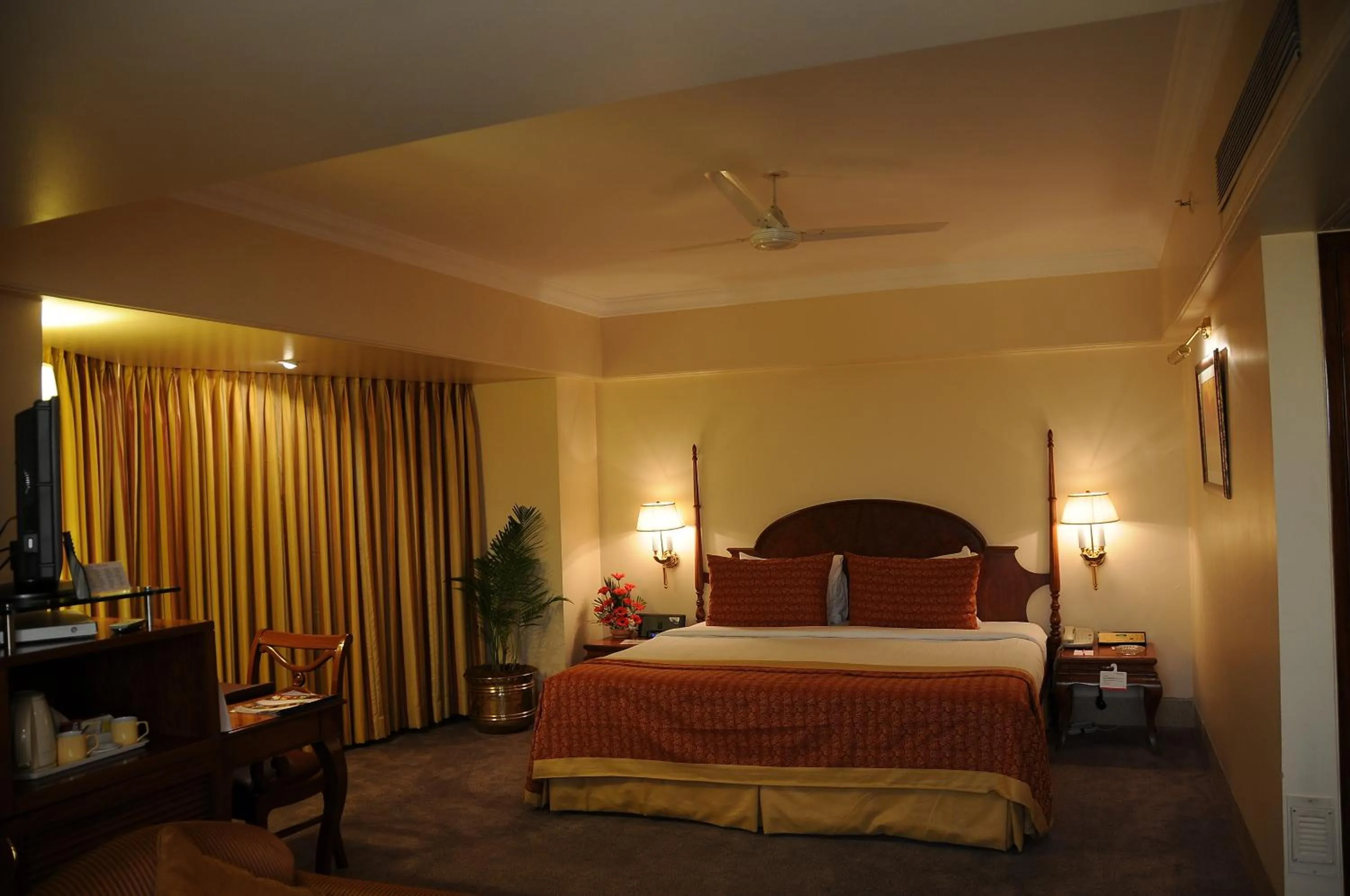 Bed in Ramada Plaza By Wyndham Palm Grove