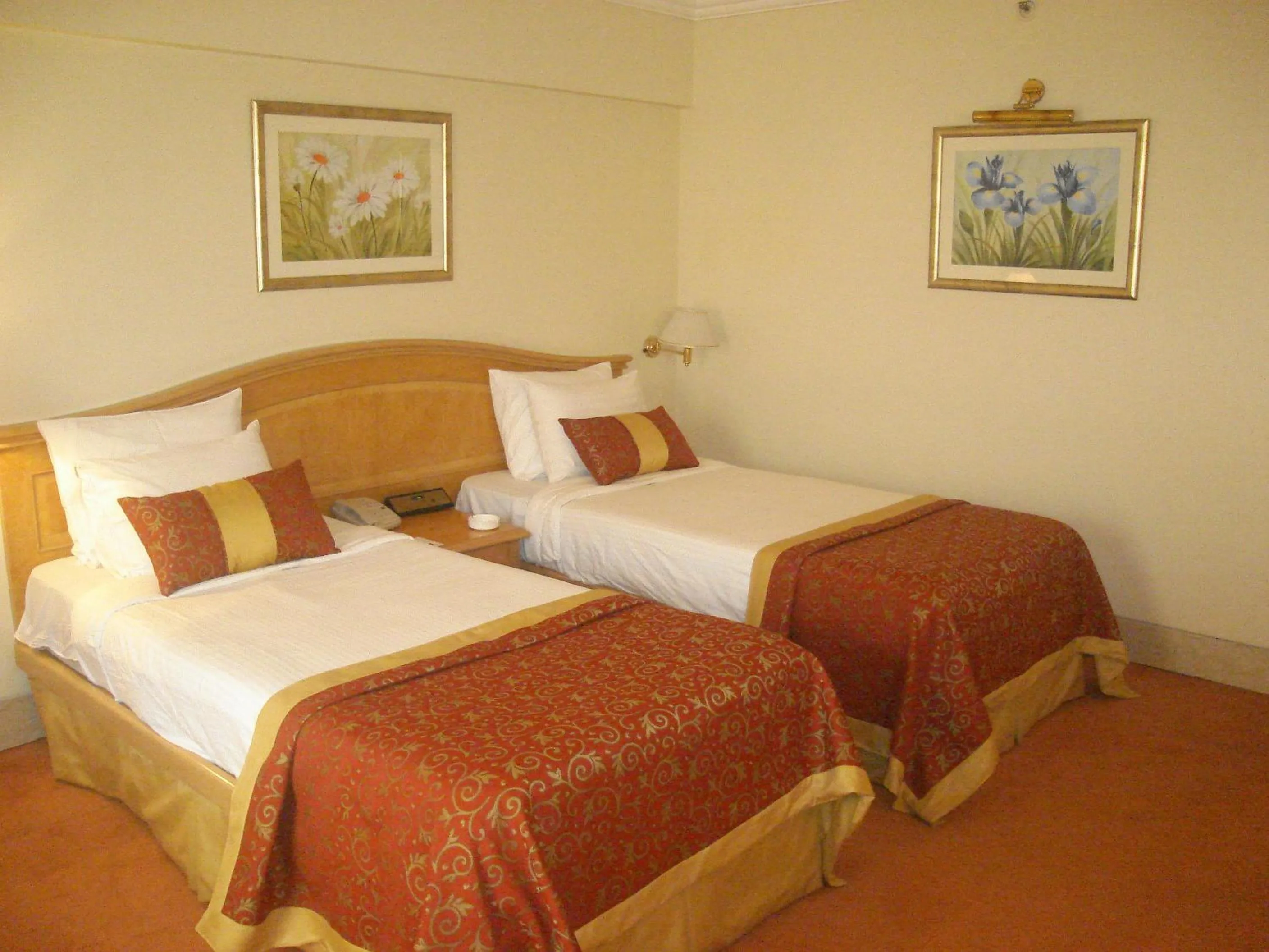Bed in Ramada Plaza By Wyndham Palm Grove