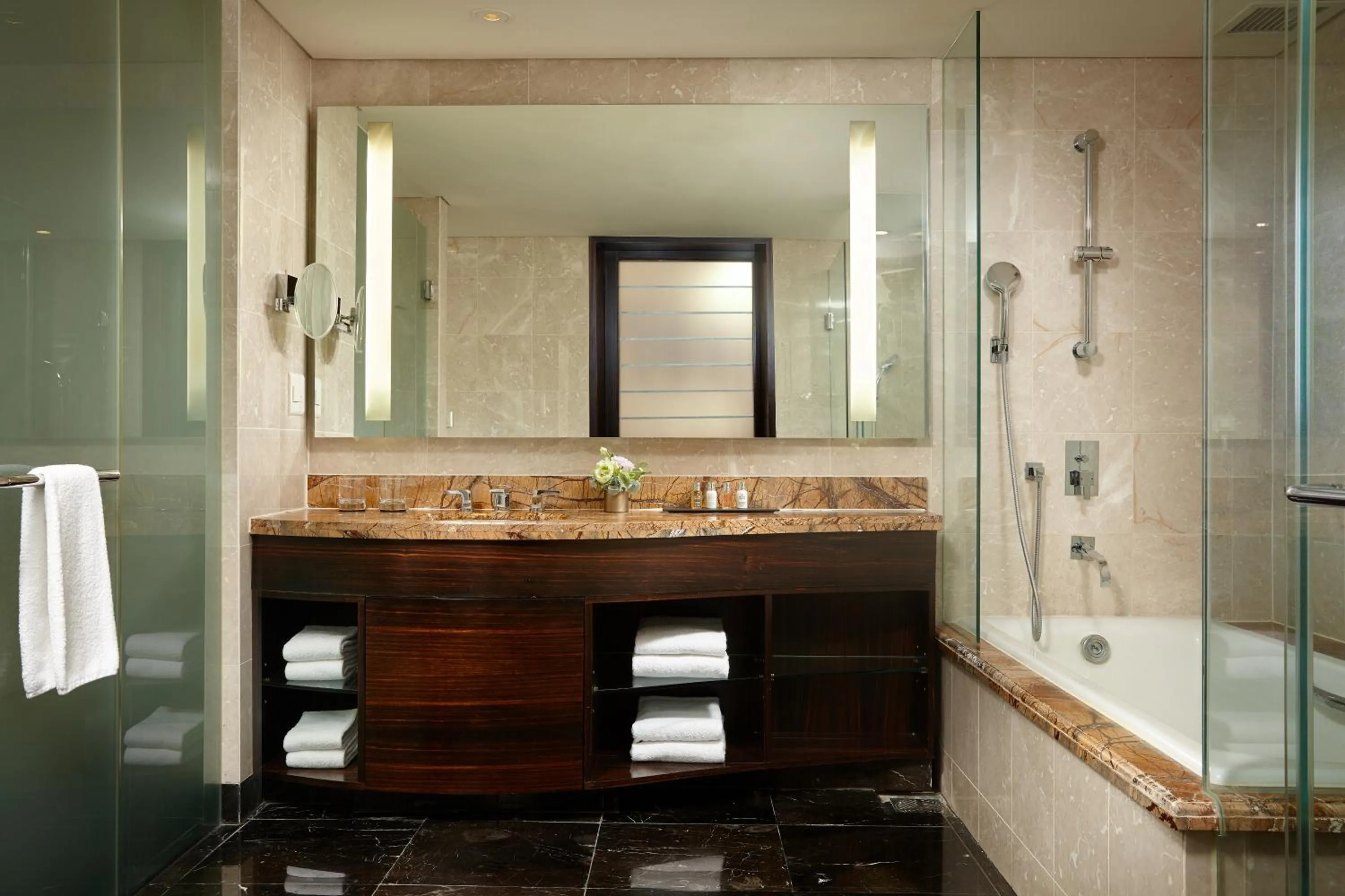 Shower in Lotte Hotel Busan