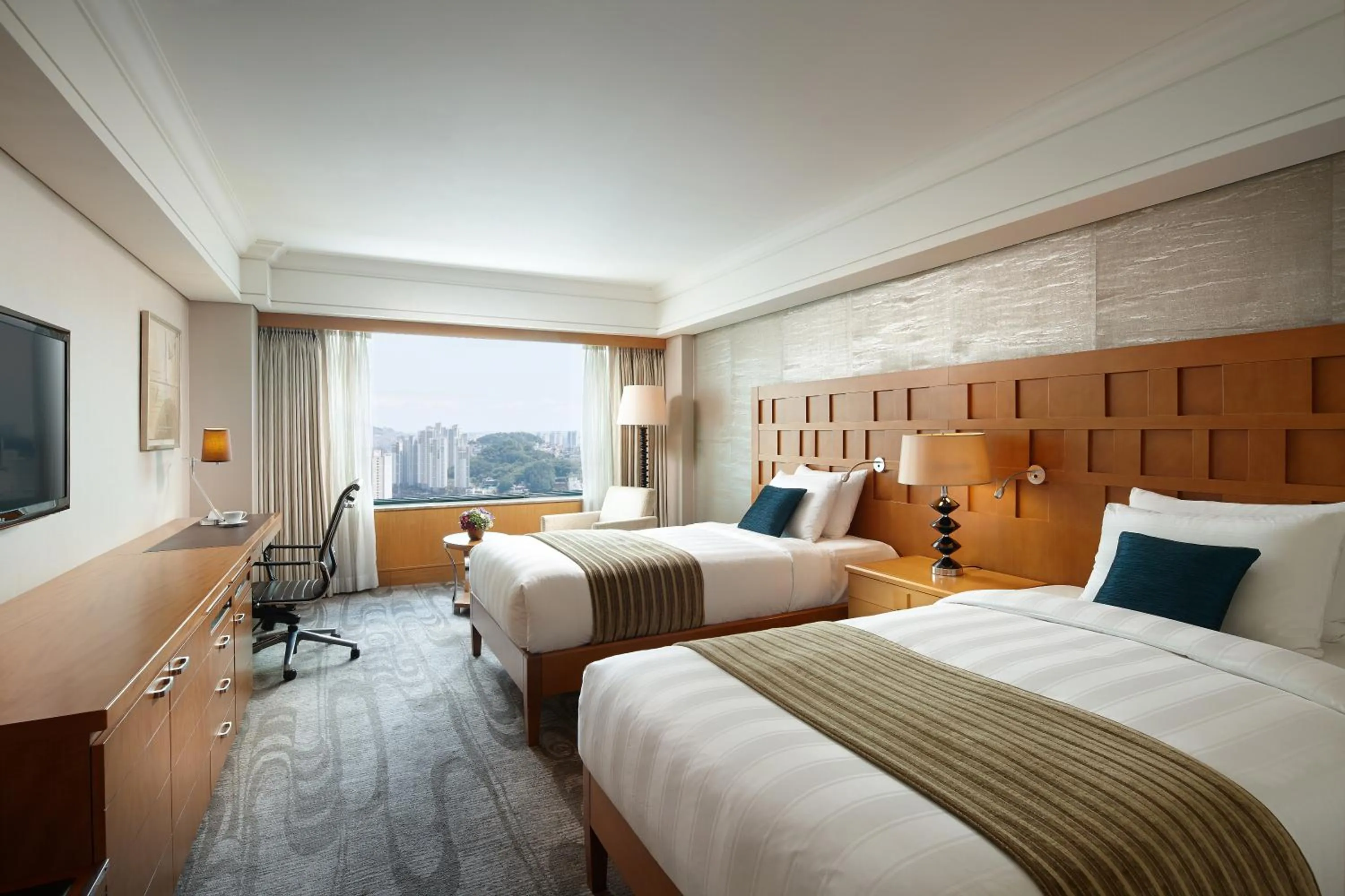 Photo of the whole room, Bed in Lotte Hotel Busan