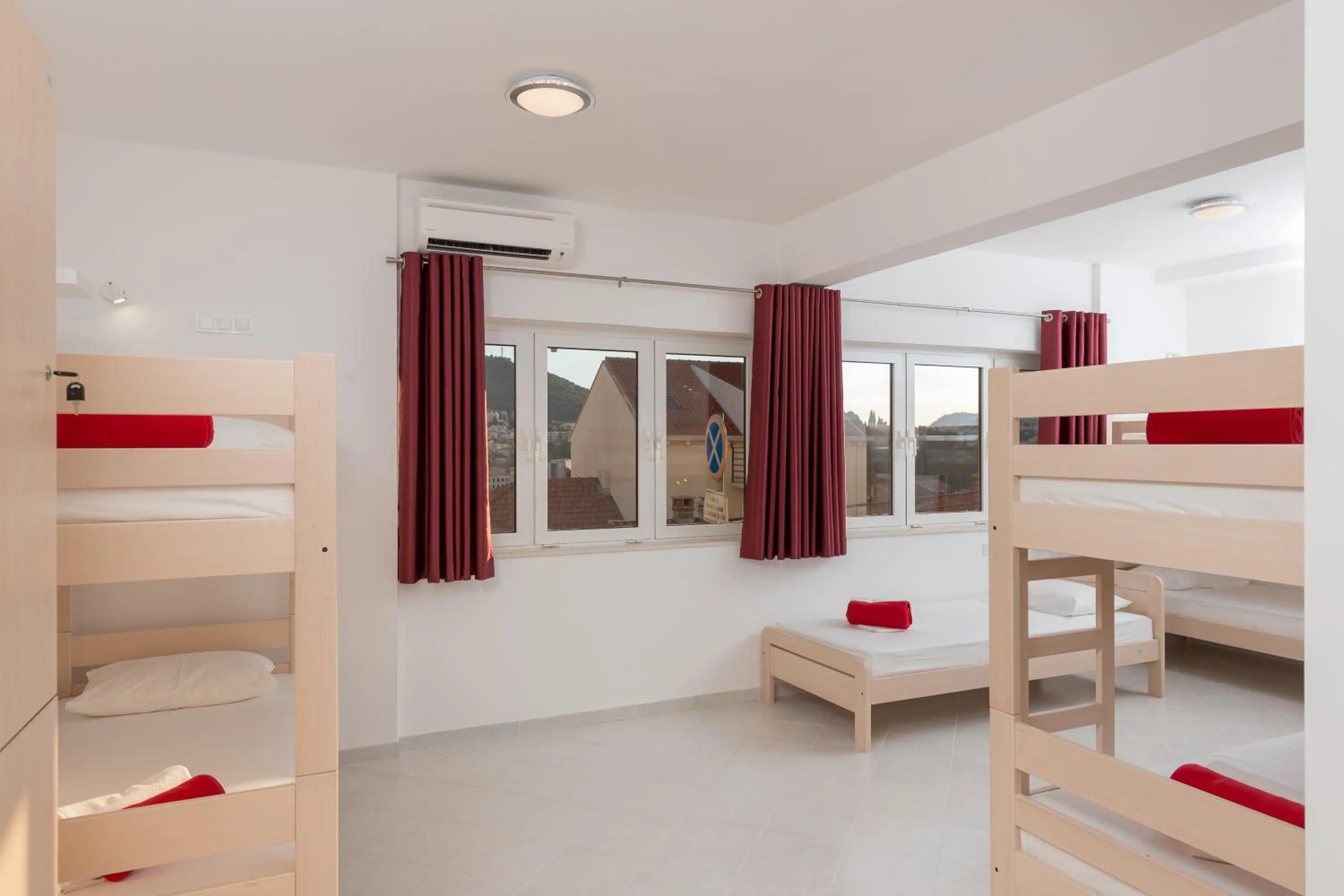 bunk bed, Bed in Hostel Free Bird