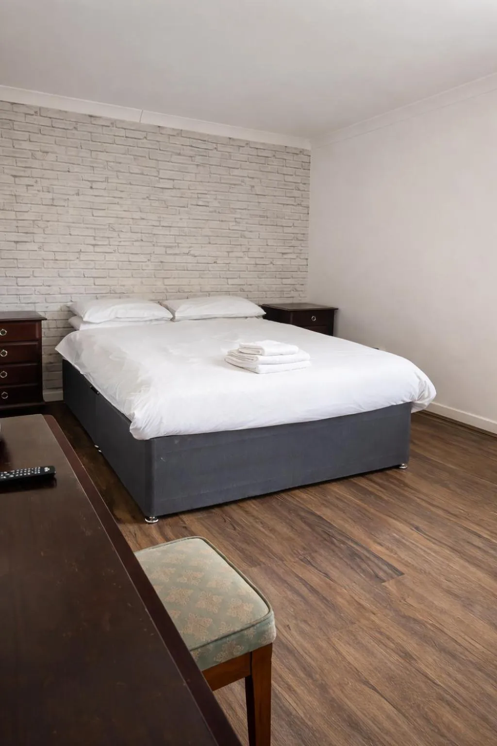 Bedroom, Bed in Beverley Hotel