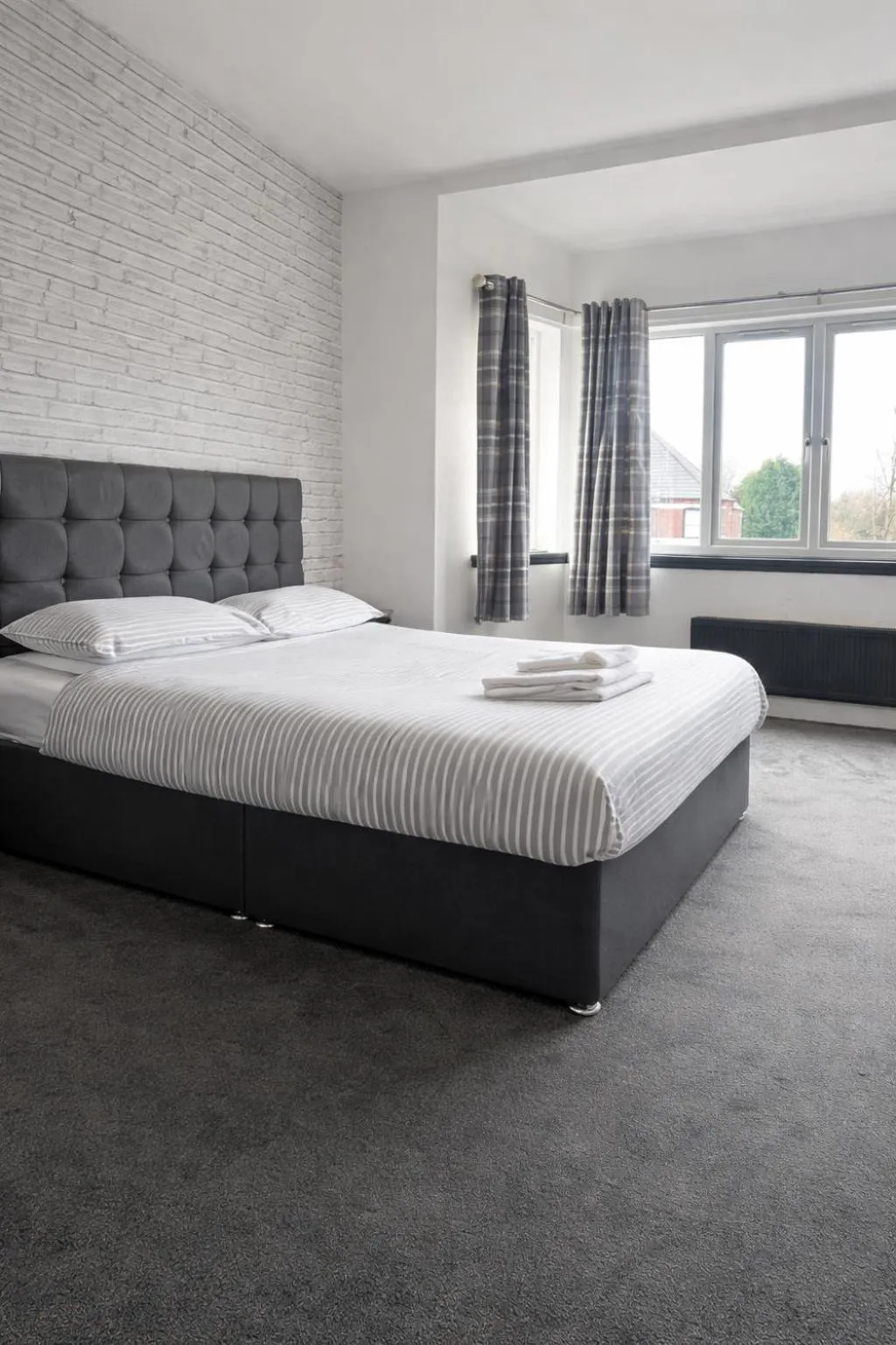 Bedroom, Bed in Beverley Hotel