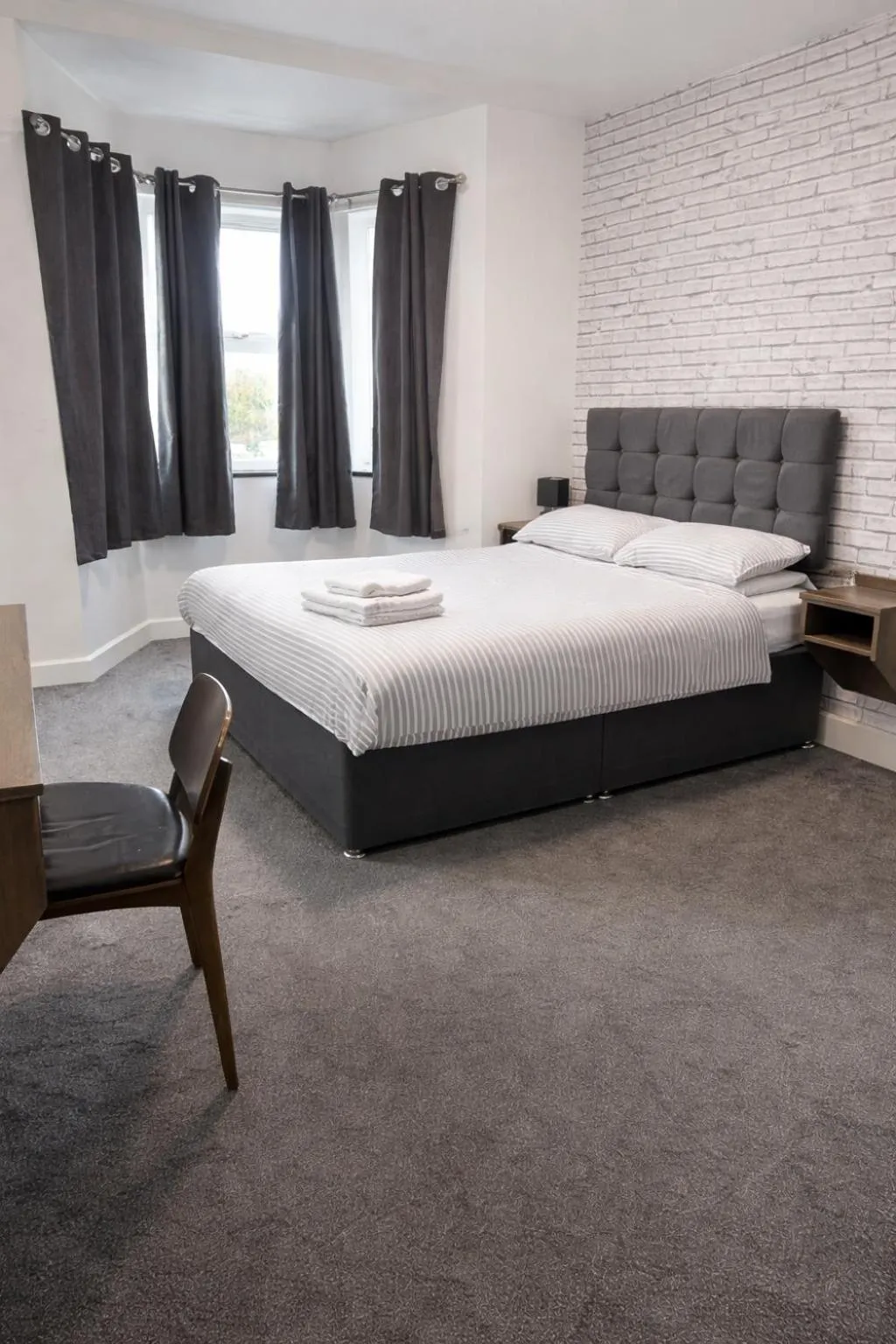 Bedroom, Bed in Beverley Hotel