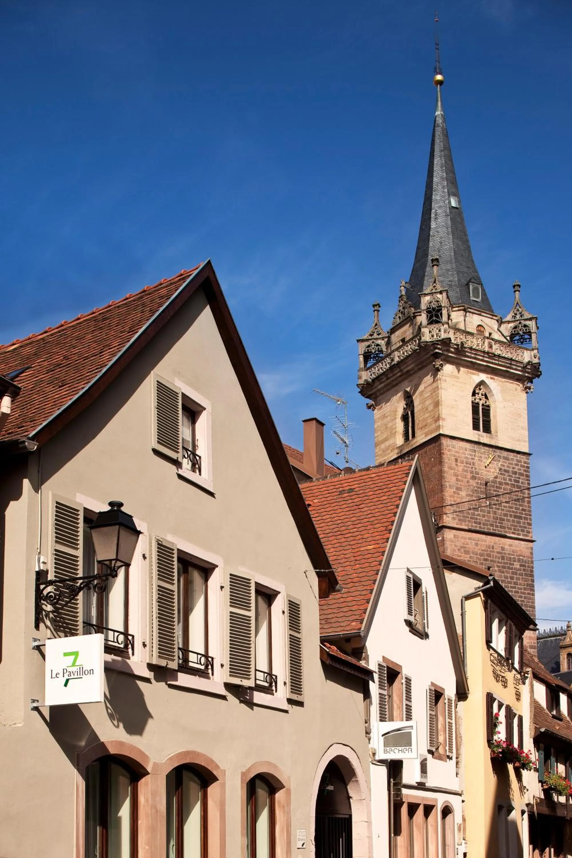 Facade/entrance in Hotel Le Pavillon 7