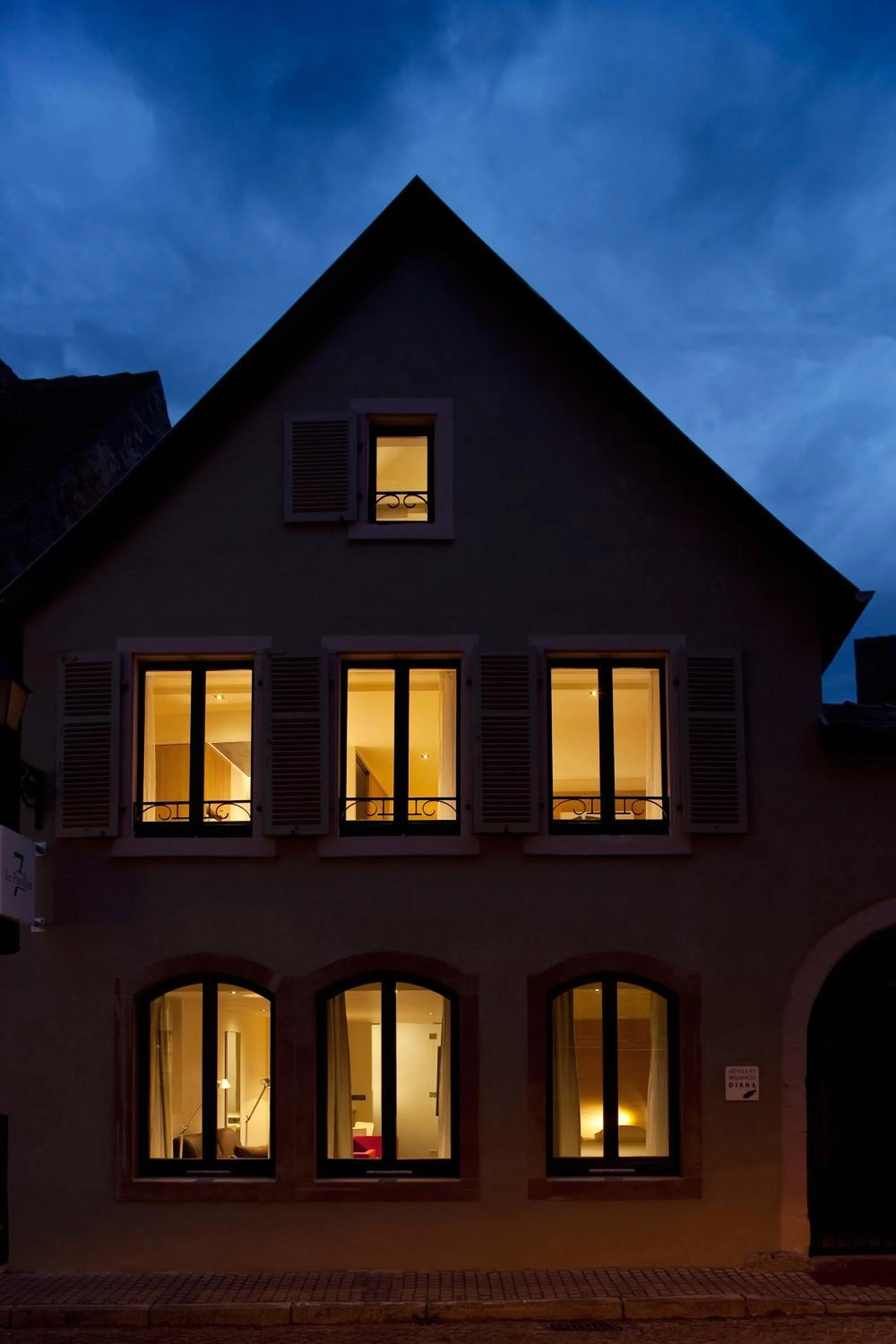 Facade/entrance in Hotel Le Pavillon 7