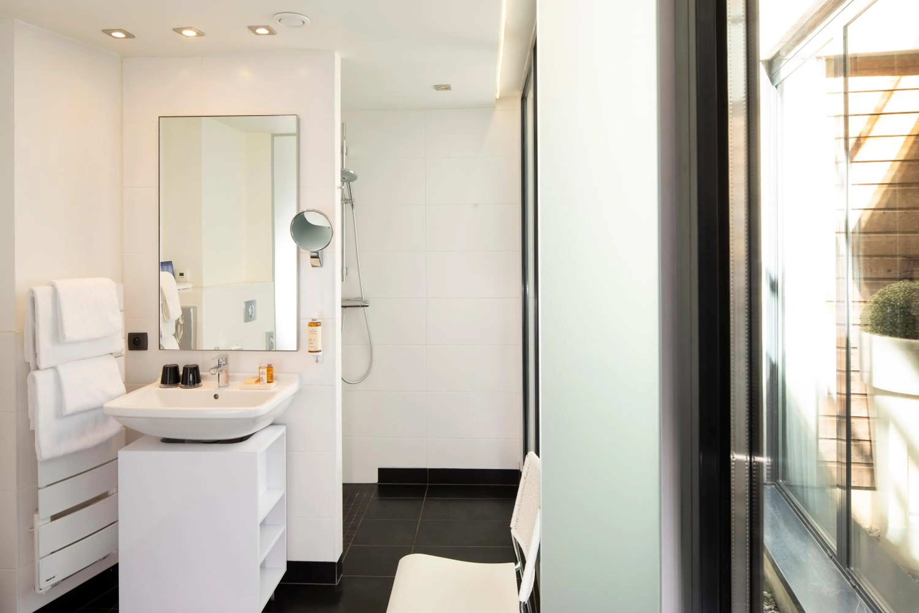 Bathroom in Hotel Le Pavillon 7