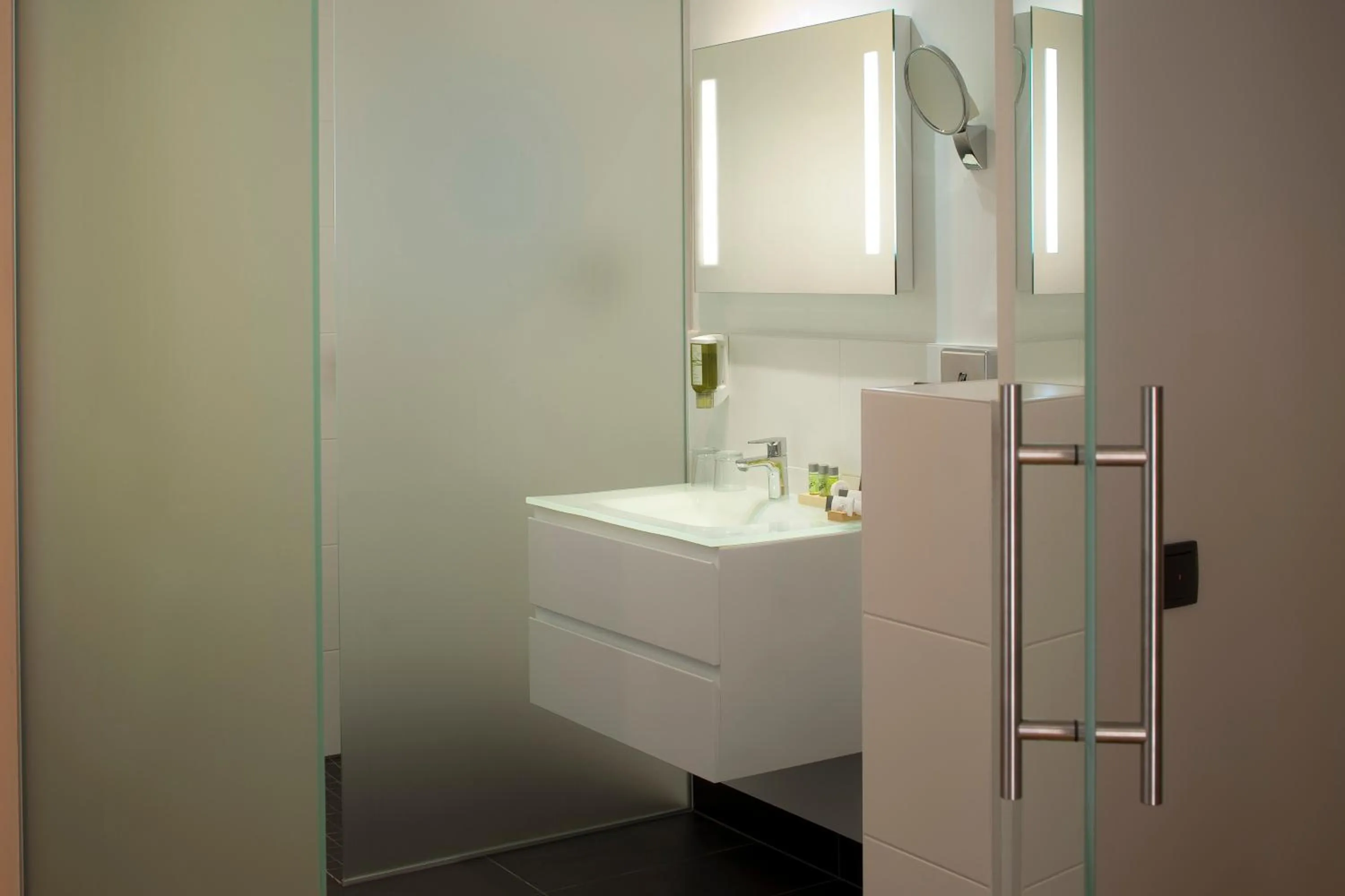 Bathroom in Hotel Le Pavillon 7