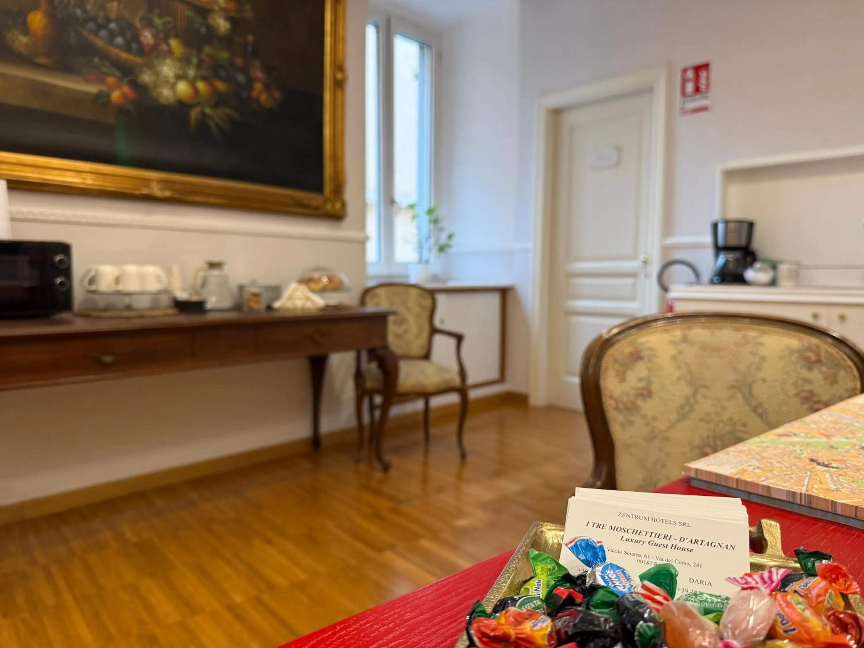 Communal lounge/ TV room in I TRE MOSCHETTIERI - D'ARTAGNAN Luxury Guest House