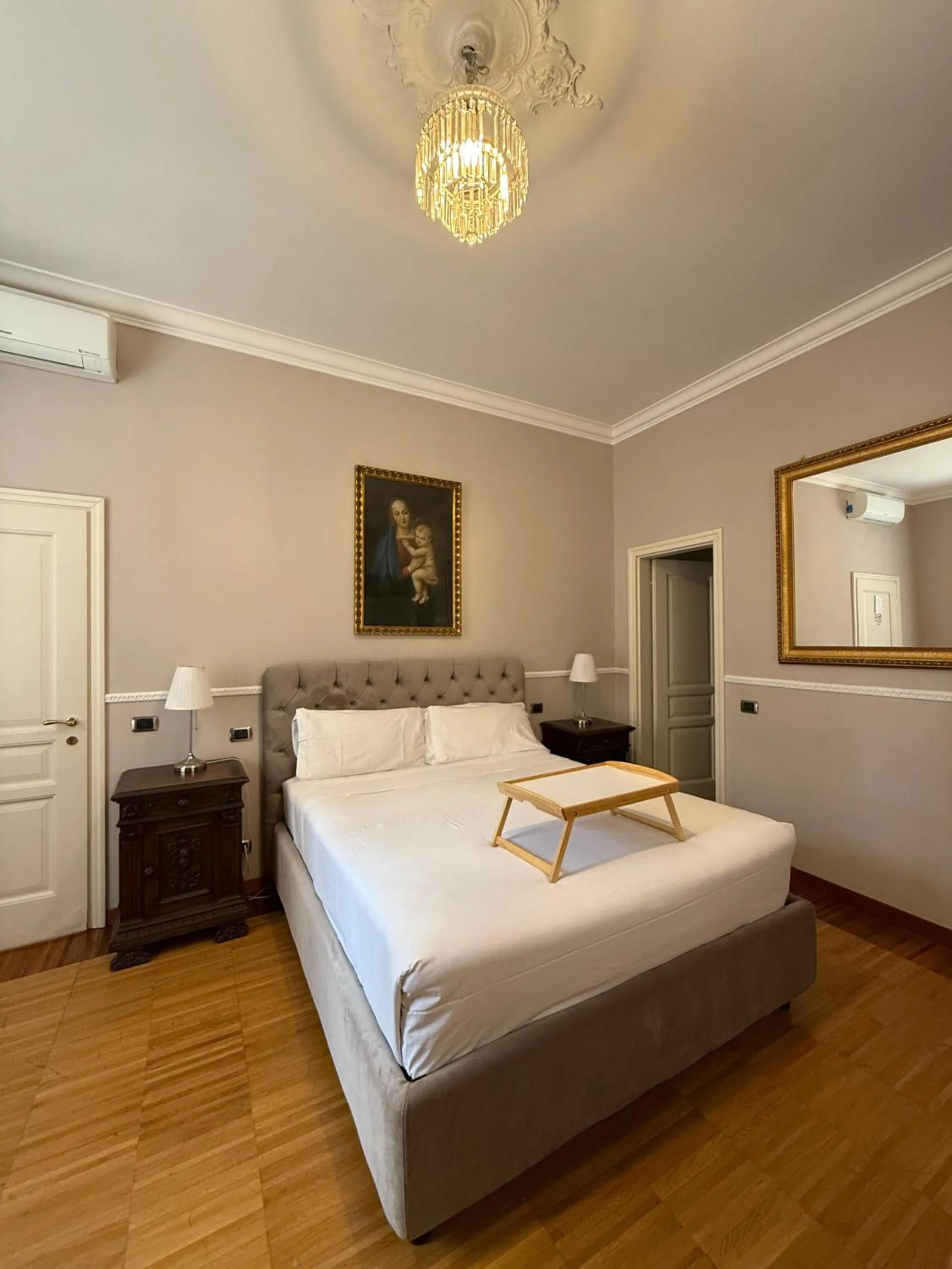 Bed in I TRE MOSCHETTIERI - D'ARTAGNAN Luxury Guest House