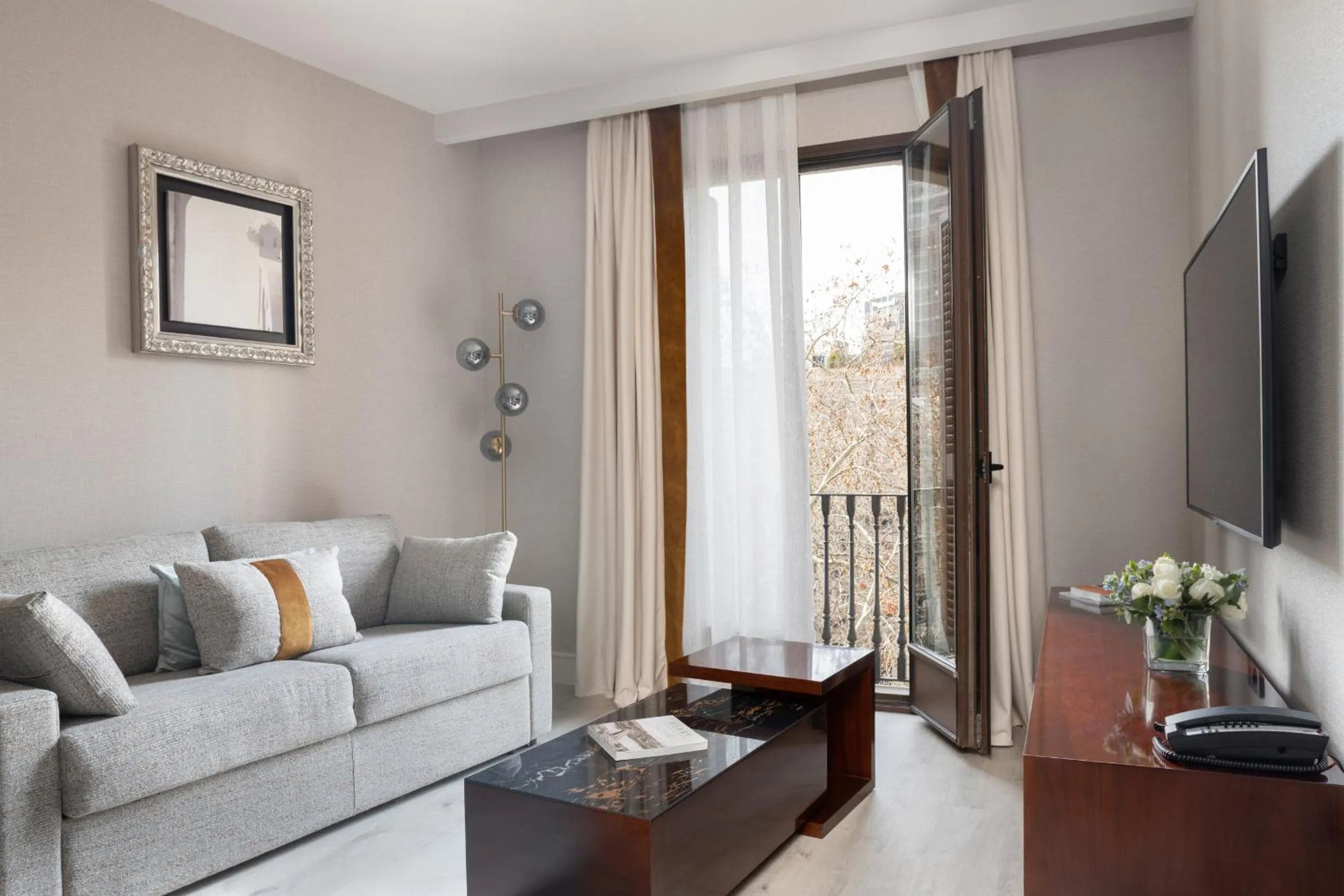 TV and multimedia in Suites Center Barcelona