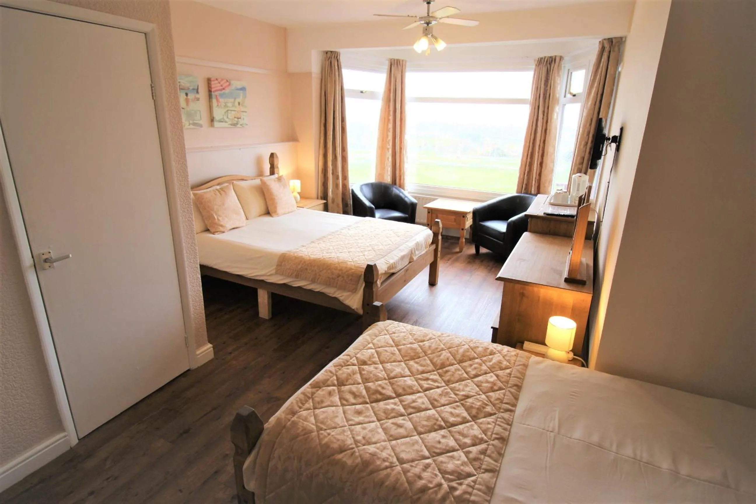 Photo of the whole room, Bed in The Grand Hotel