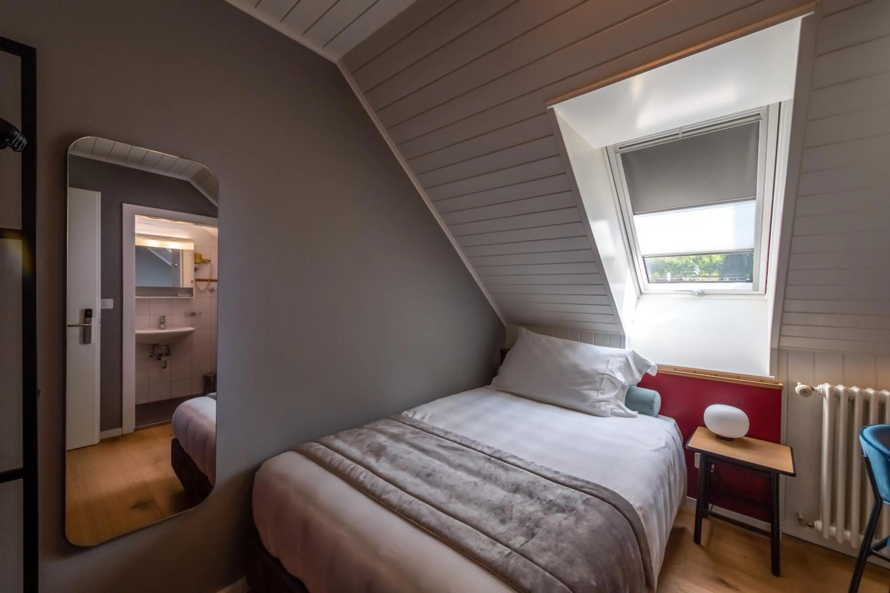 Bedroom, Bed in Châtonneyre Hotel & Restaurant