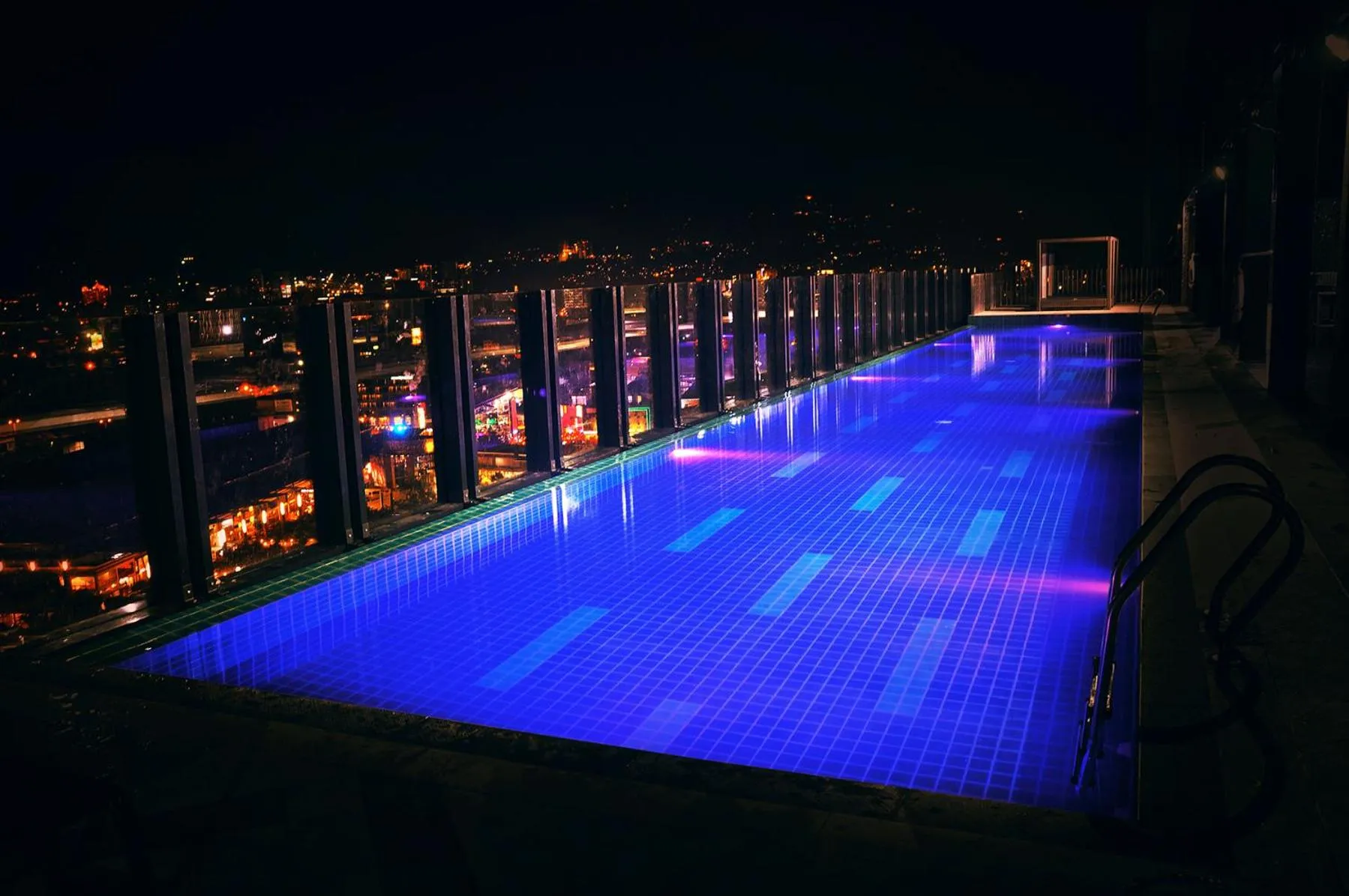 Swimming pool in bai Hotel Cebu