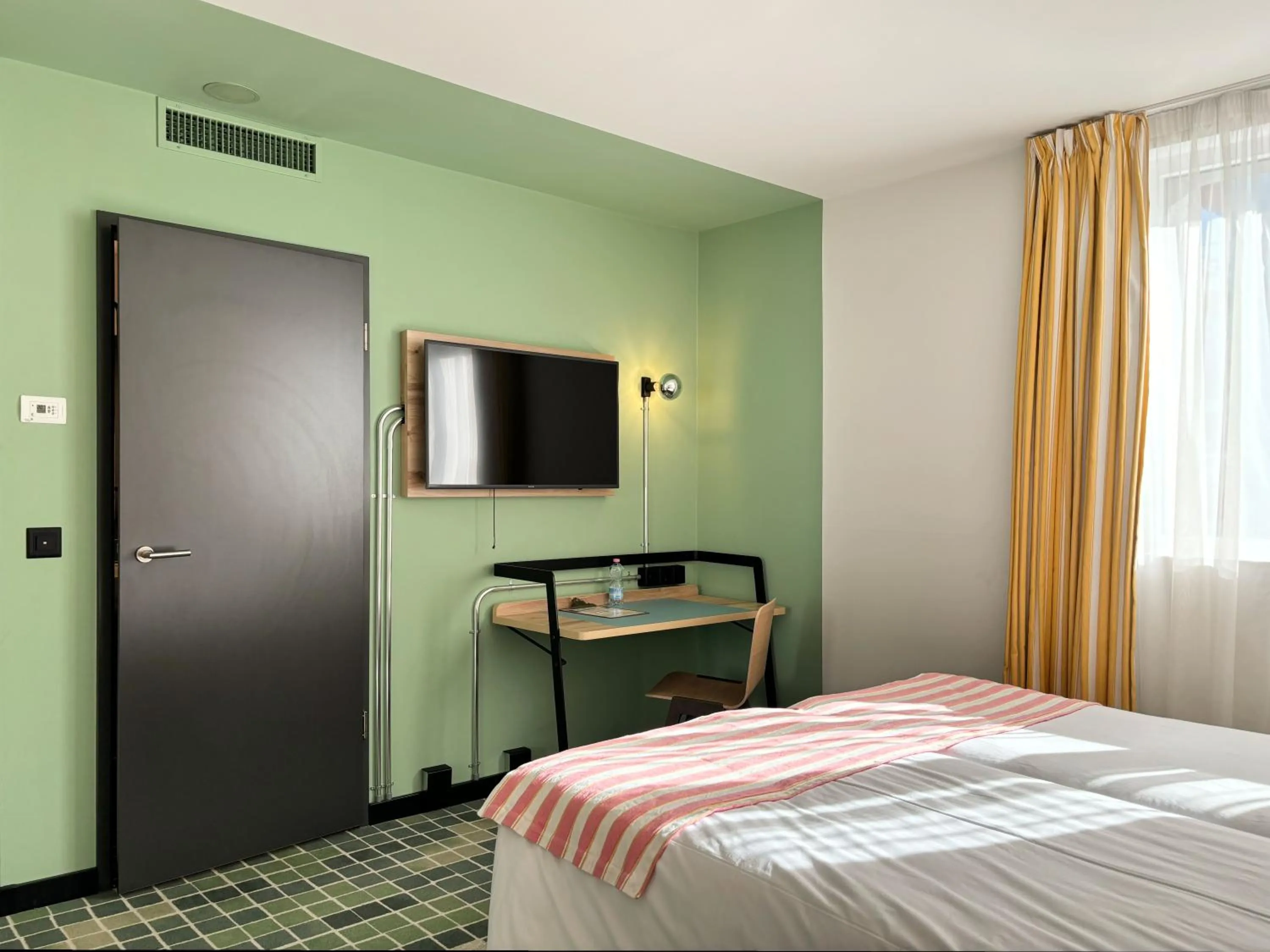 Seating area, Bed in Nonanteneuf appart hōtel Sierre - contactless check-in