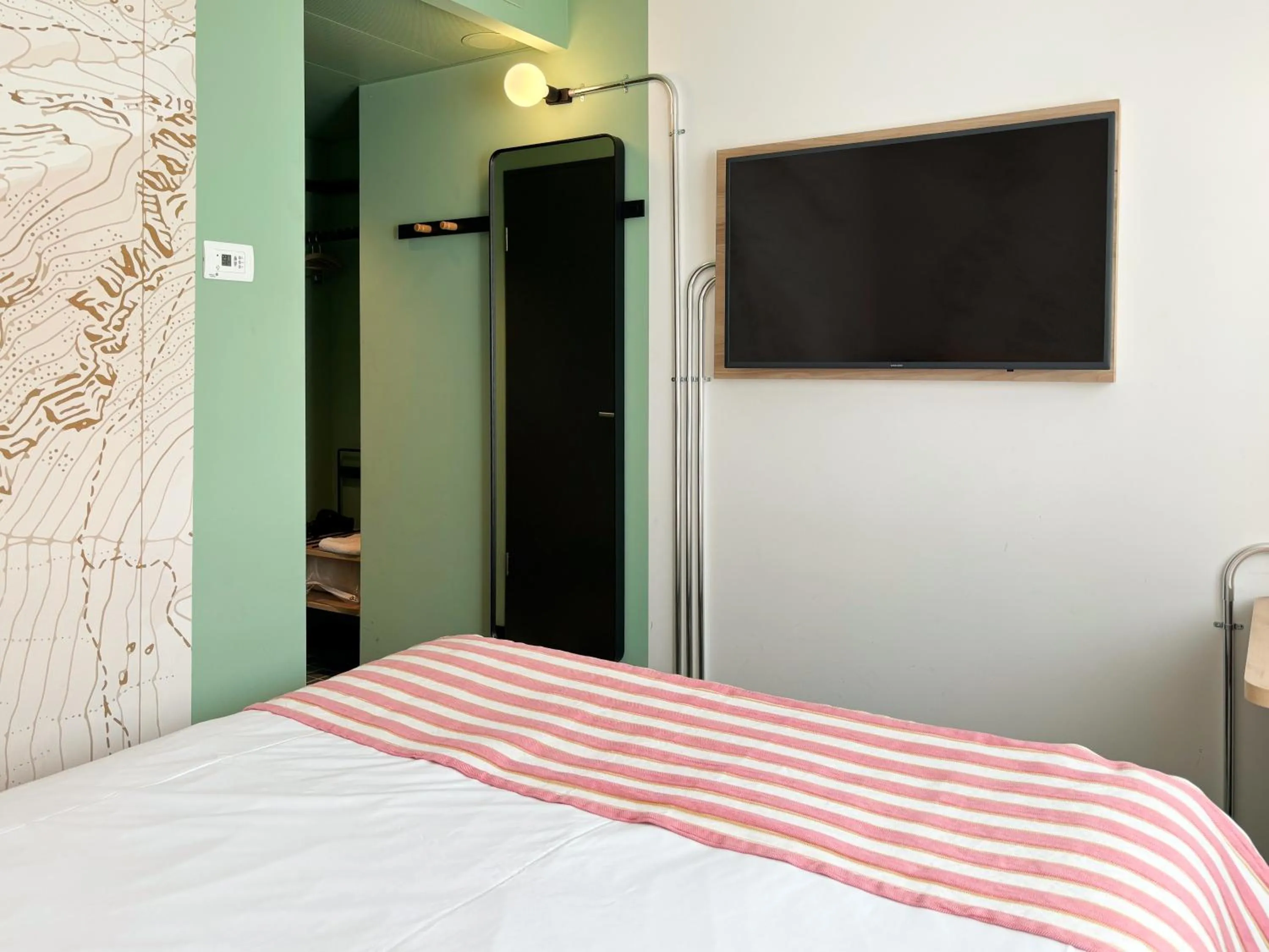 Bedroom, Bed in Nonanteneuf appart hōtel Sierre - contactless check-in