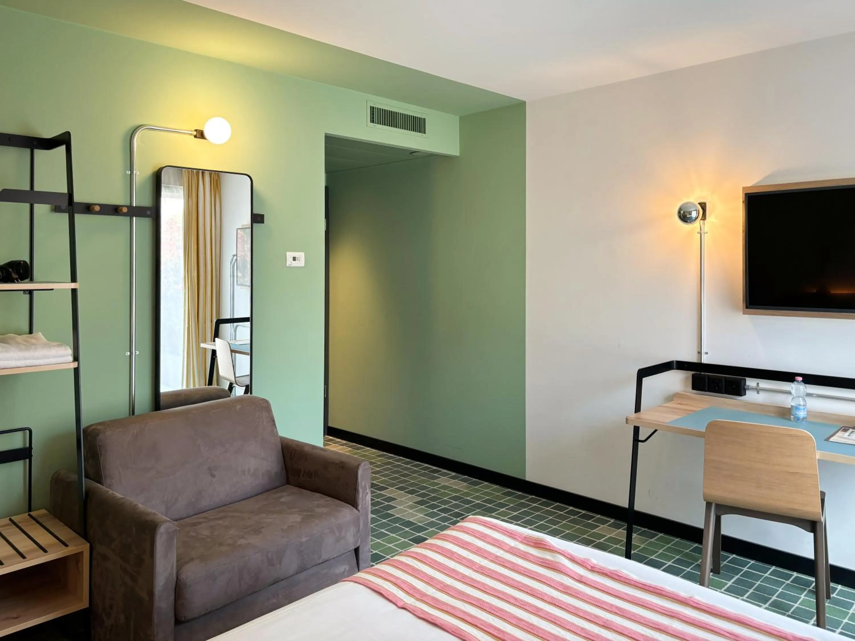 Seating area, Bed in Nonanteneuf appart hōtel Sierre - contactless check-in