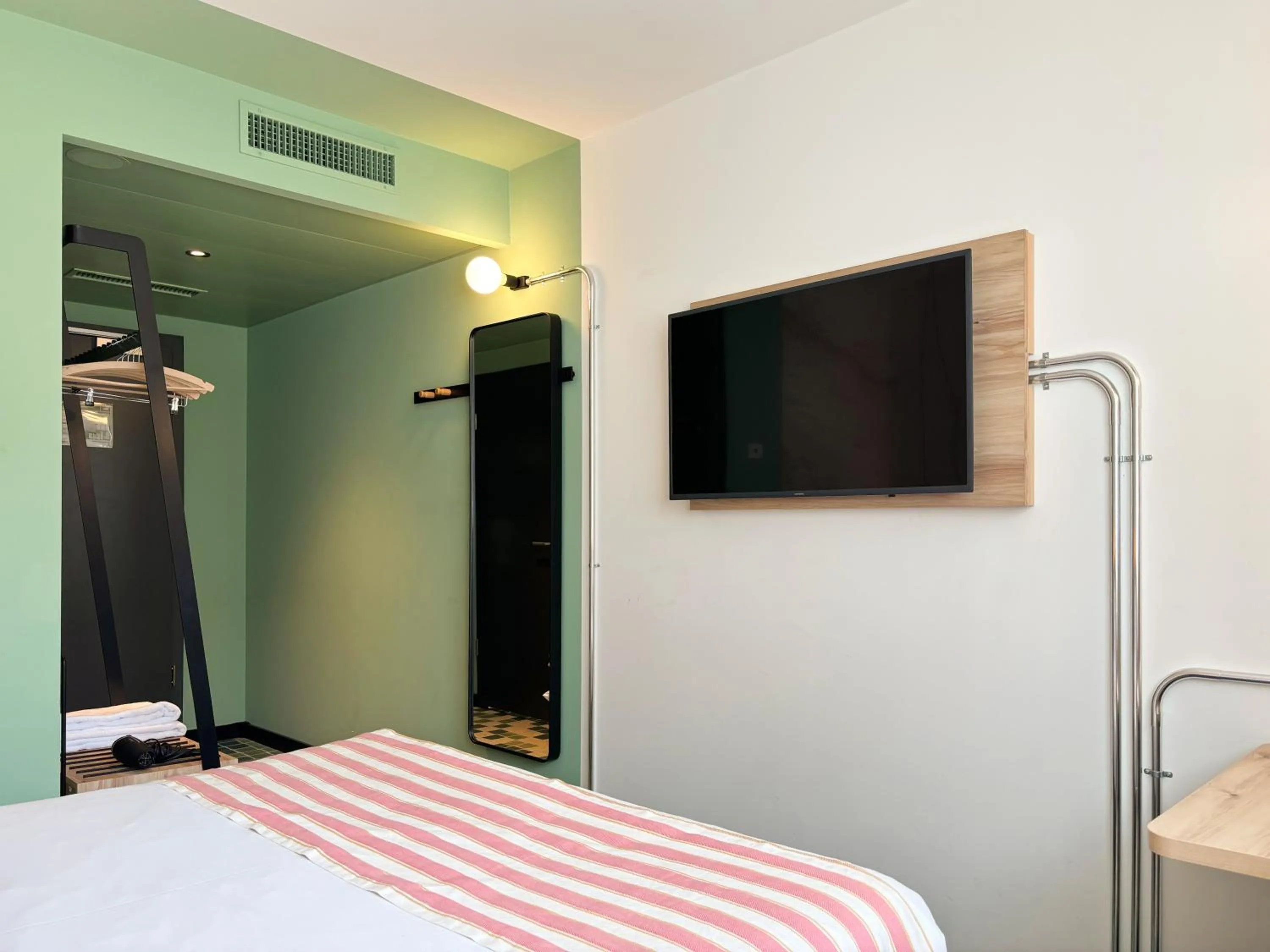 Bedroom, Bed in Nonanteneuf appart hōtel Sierre - contactless check-in