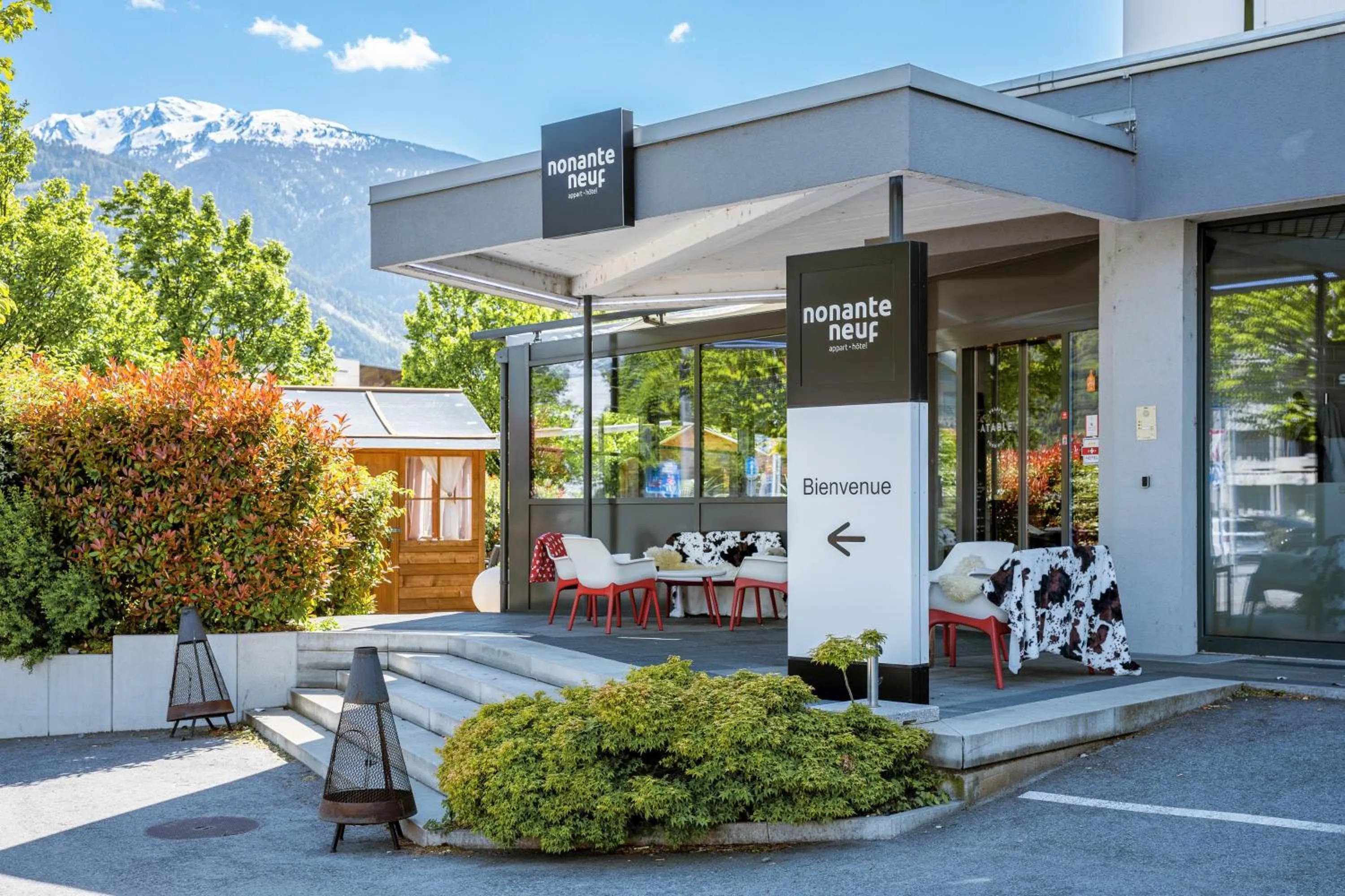 Property building in Nonanteneuf appart hōtel Sierre - contactless check-in