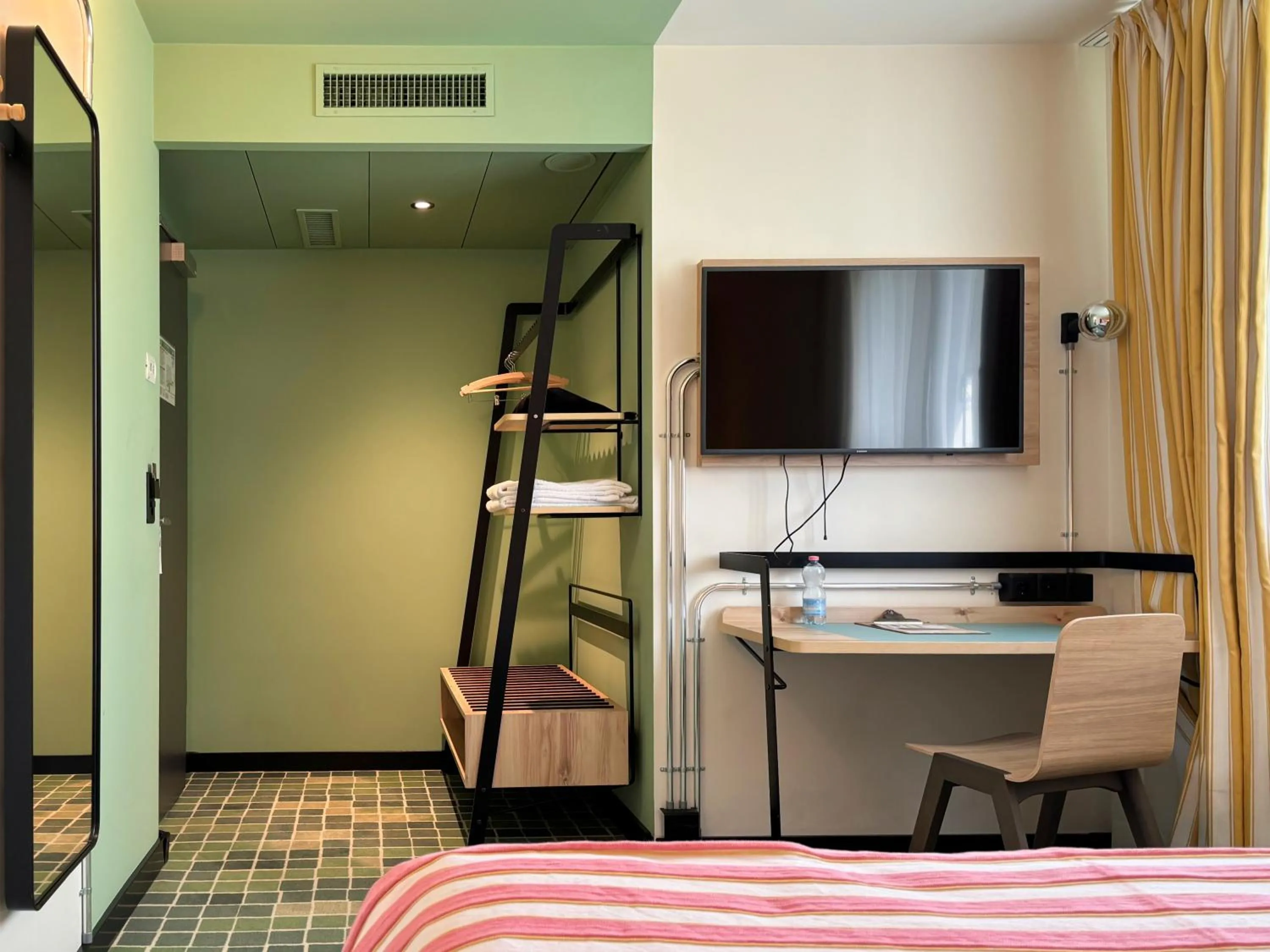 Seating area, Bed in Nonanteneuf appart hōtel Sierre - contactless check-in