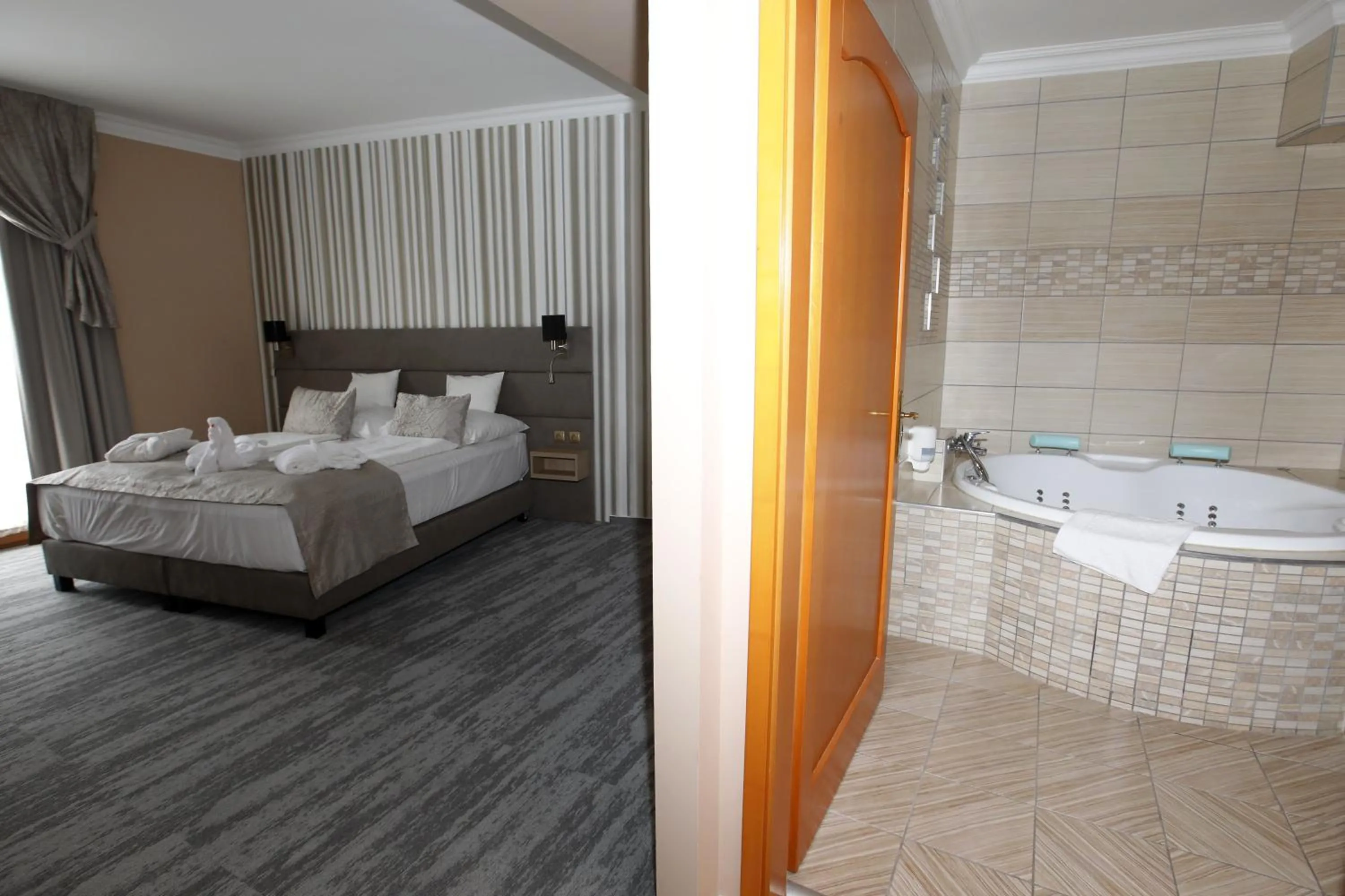 Hot Tub, Bed in Wellness Hotel Laroba