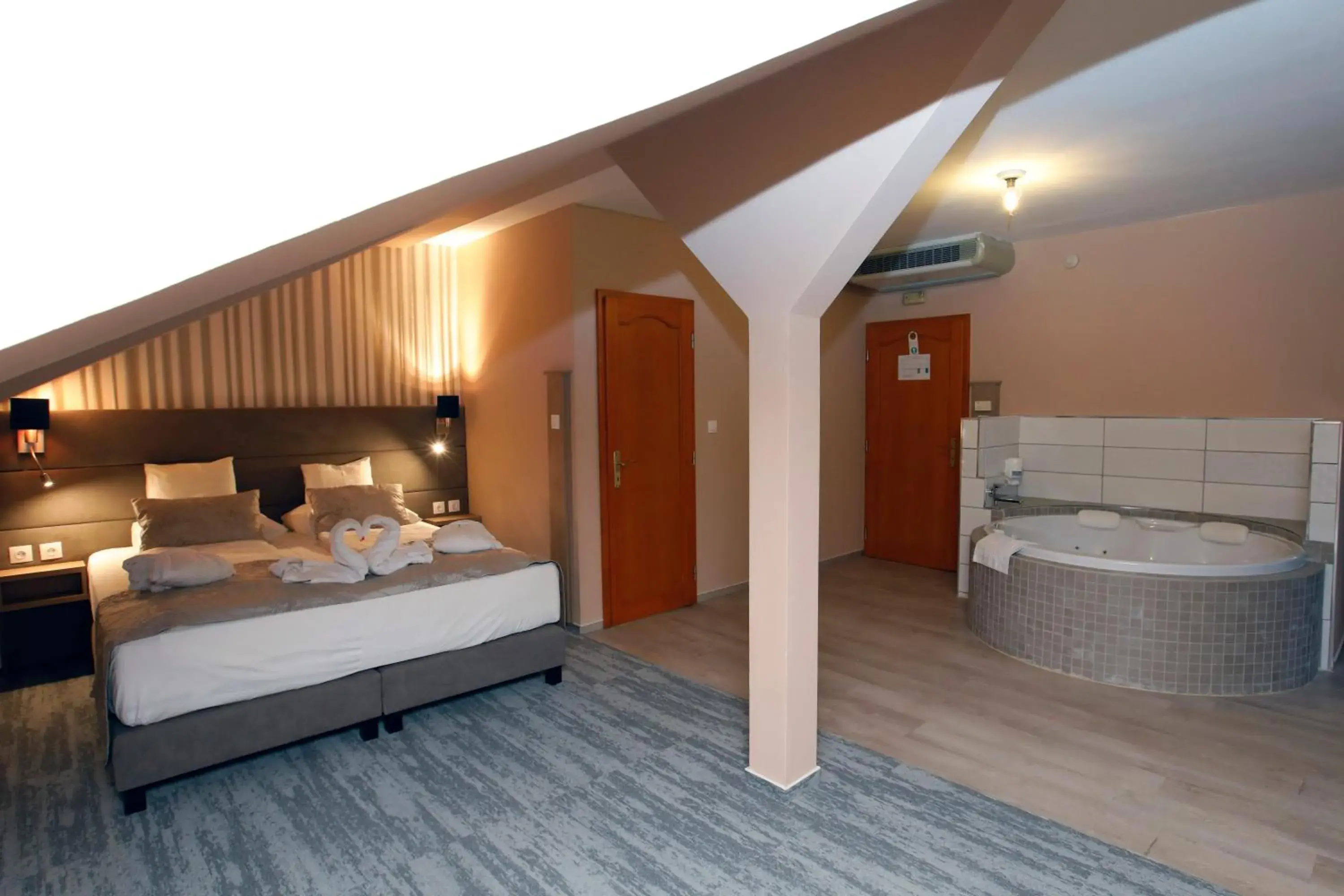 Queen Room with Spa Bath in Wellness Hotel Laroba Queen Room with Spa Bath in Wellness Hotel Laroba