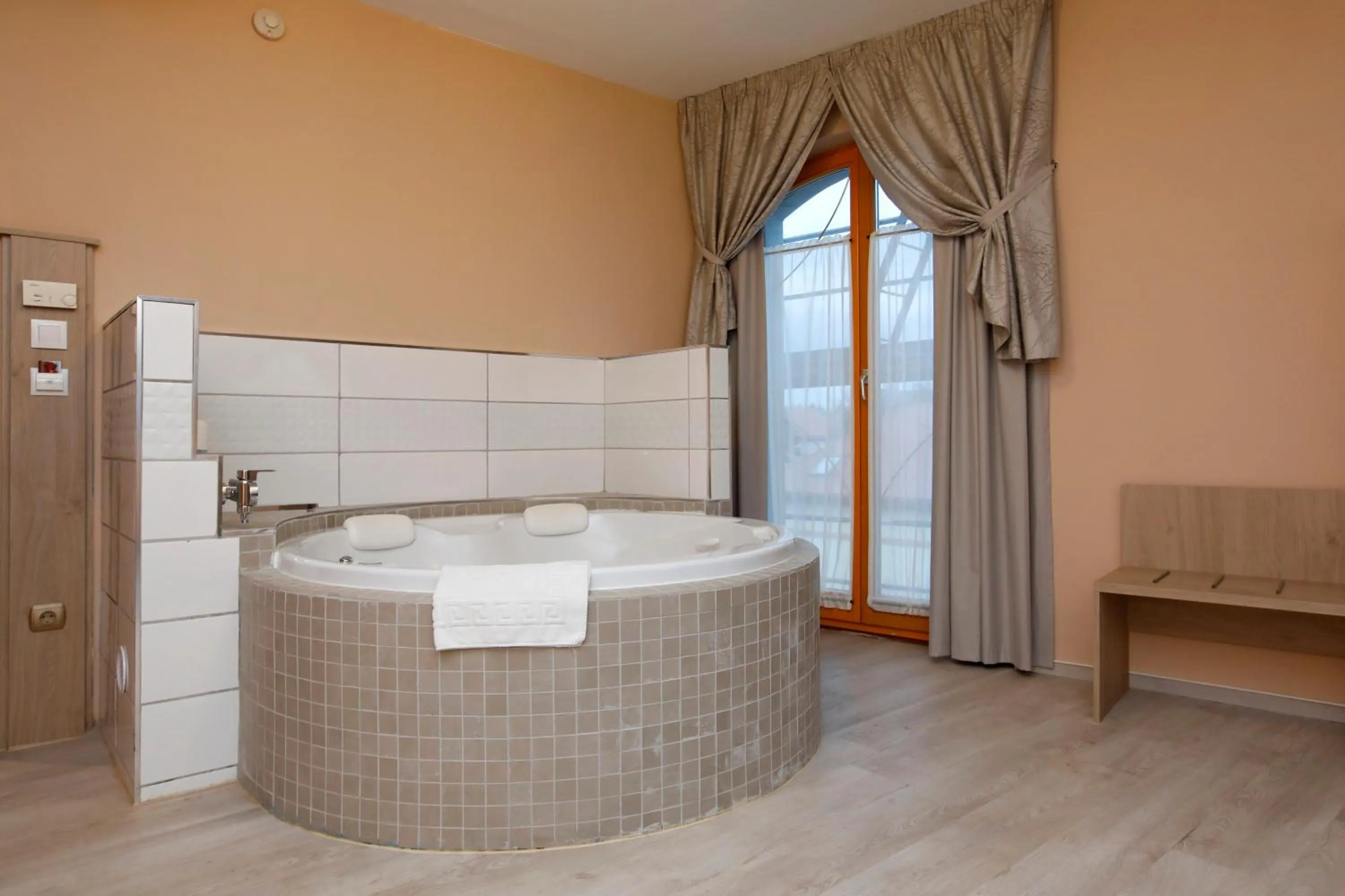 Hot Tub in Wellness Hotel Laroba