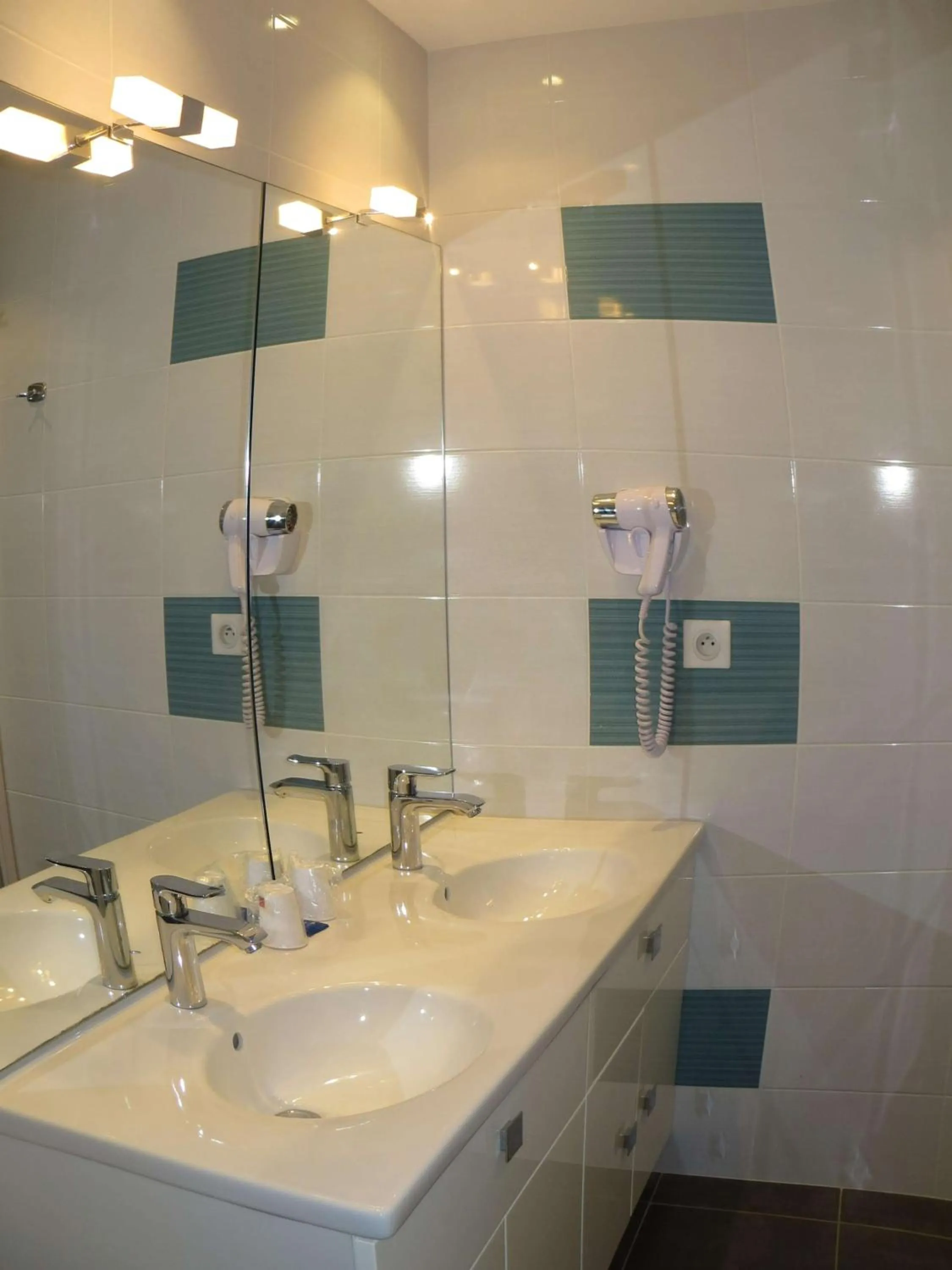 Bathroom in Brit Hotel Dijon Hermes