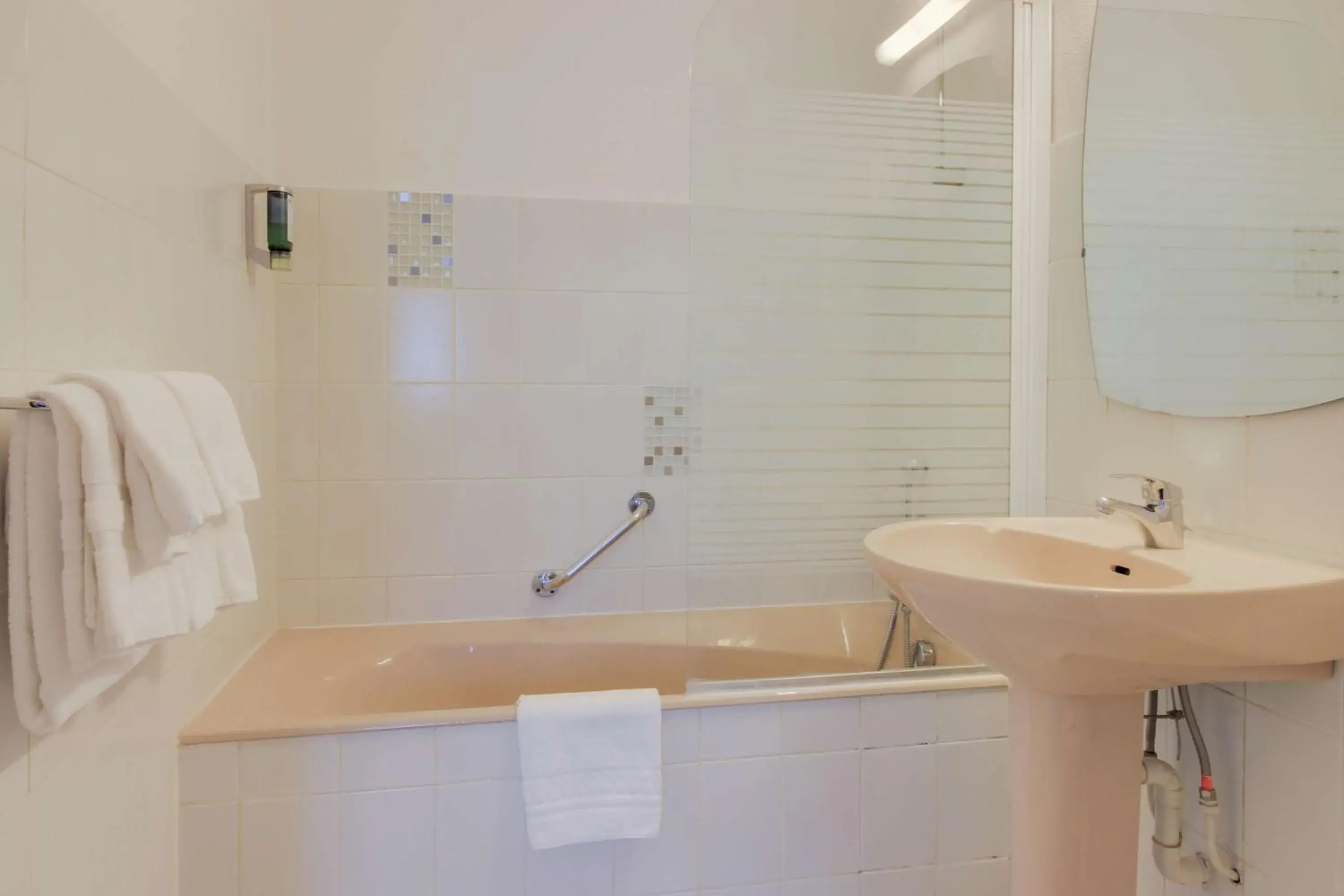 Twin Room in Brit Hotel Dijon Hermes Twin Room in Brit Hotel Dijon Hermes