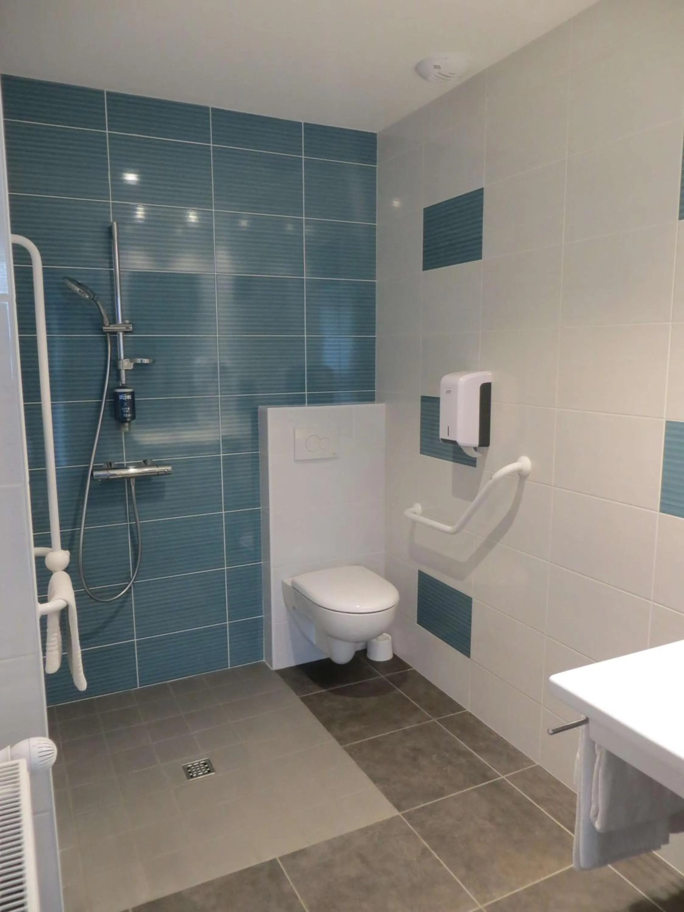 Bathroom in Brit Hotel Dijon Hermes