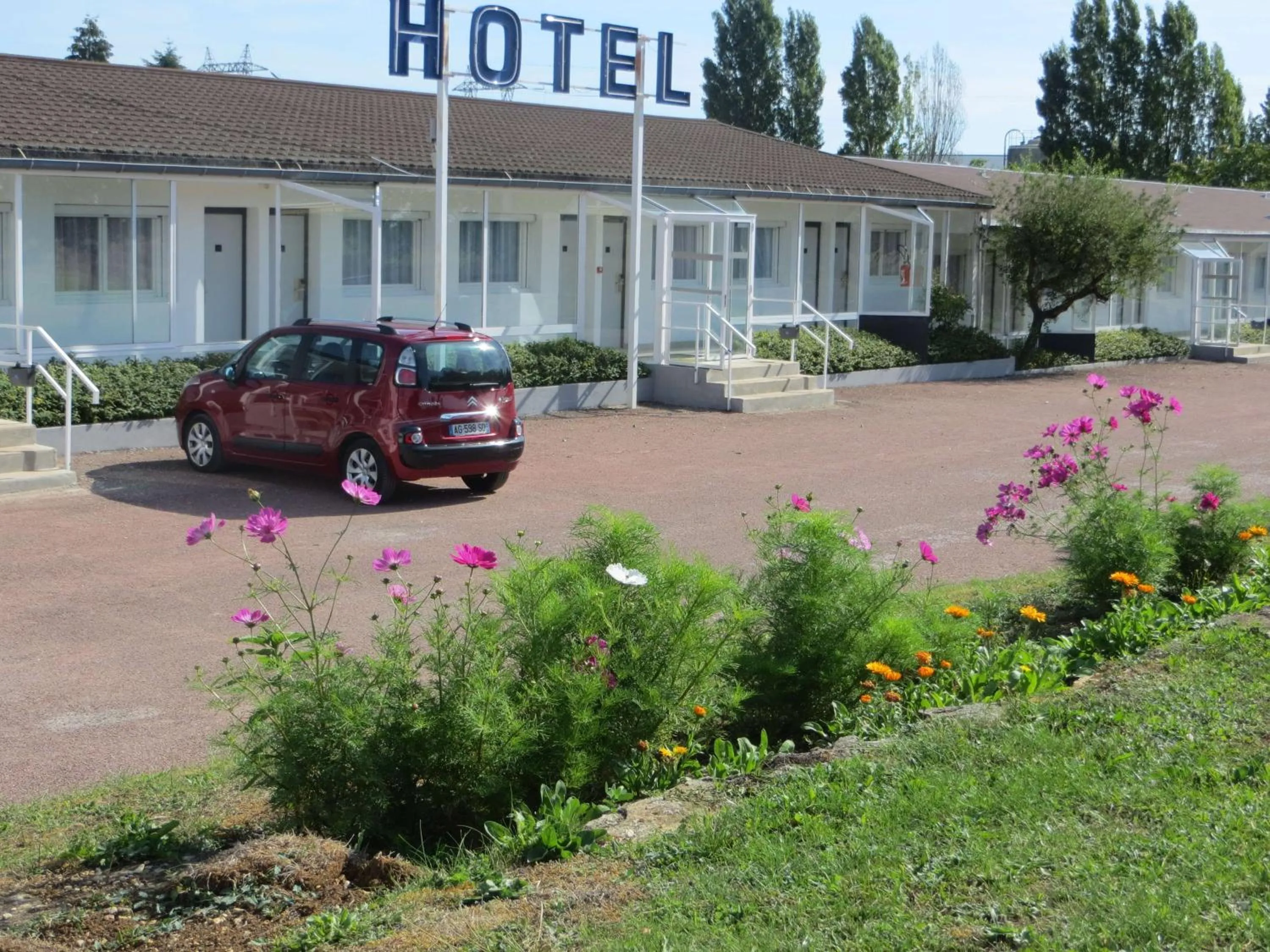 Property building in Brit Hotel Dijon Hermes