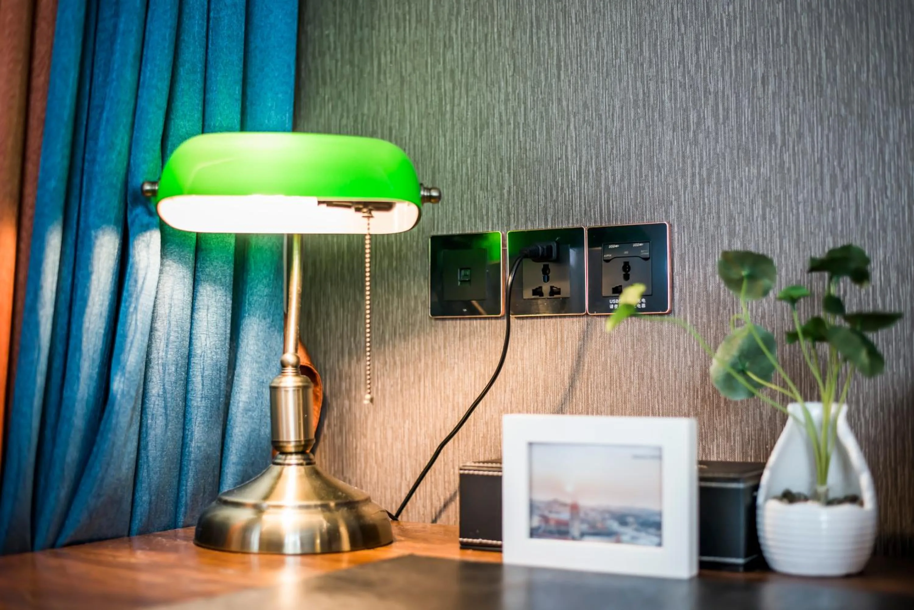 Library in Qingdao MG Hotel l Walking distance to the beach & railway station & St Michaels Cathedral