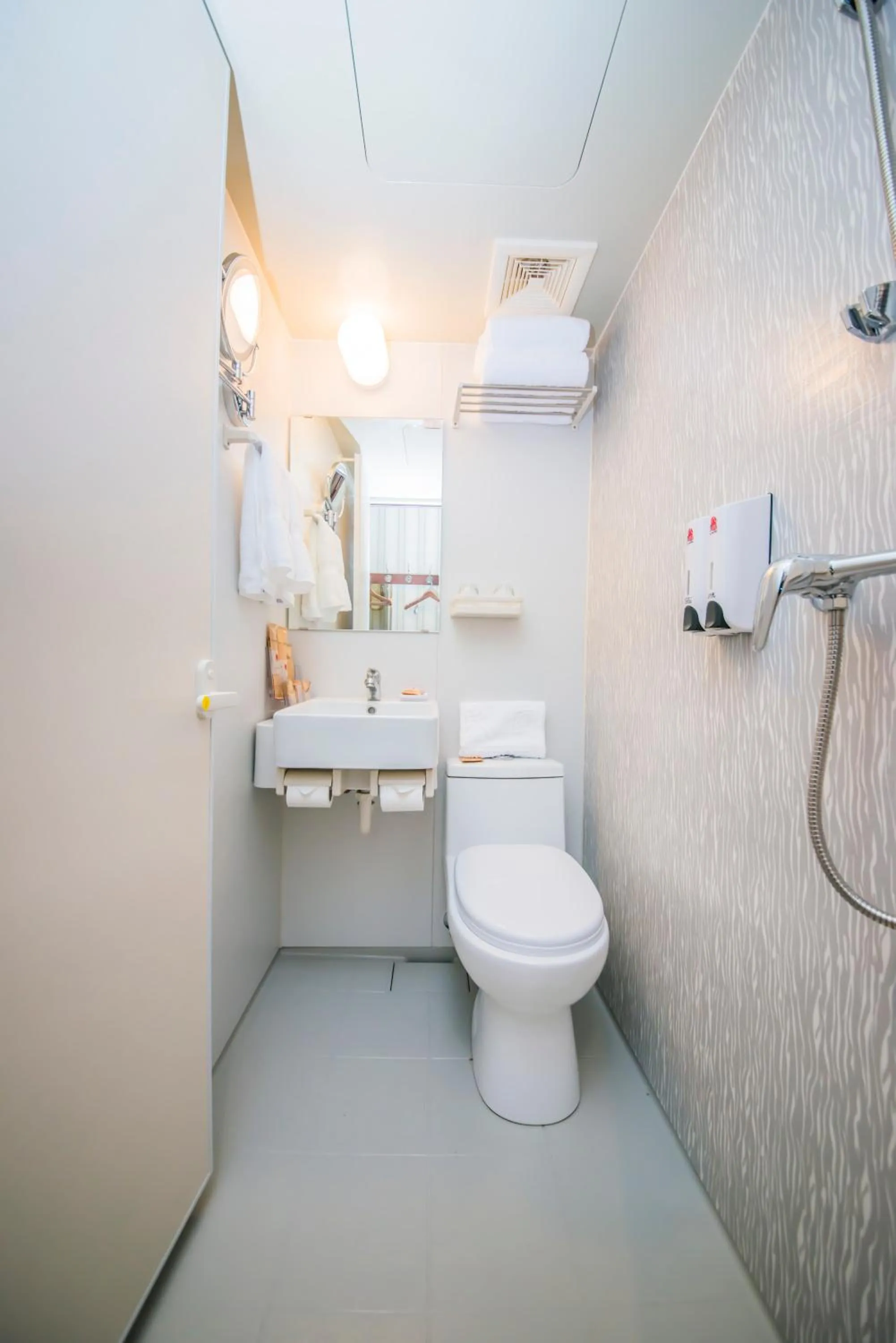 Toilet in Qingdao MG Hotel l Walking distance to the beach & railway station & St Michaels Cathedral