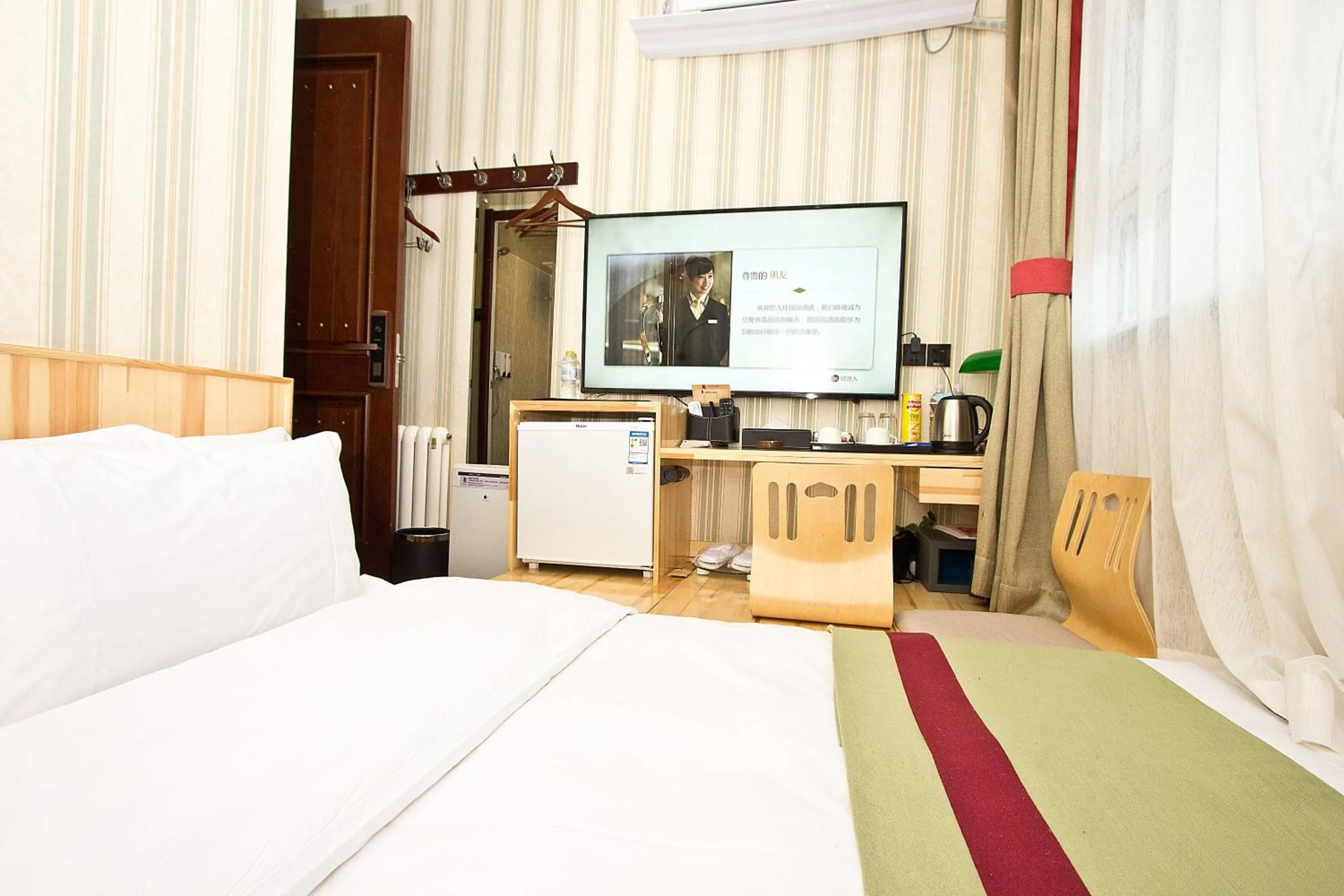 Photo of the whole room, Bed in Qingdao MG Hotel l Walking distance to the beach & railway station & St Michaels Cathedral