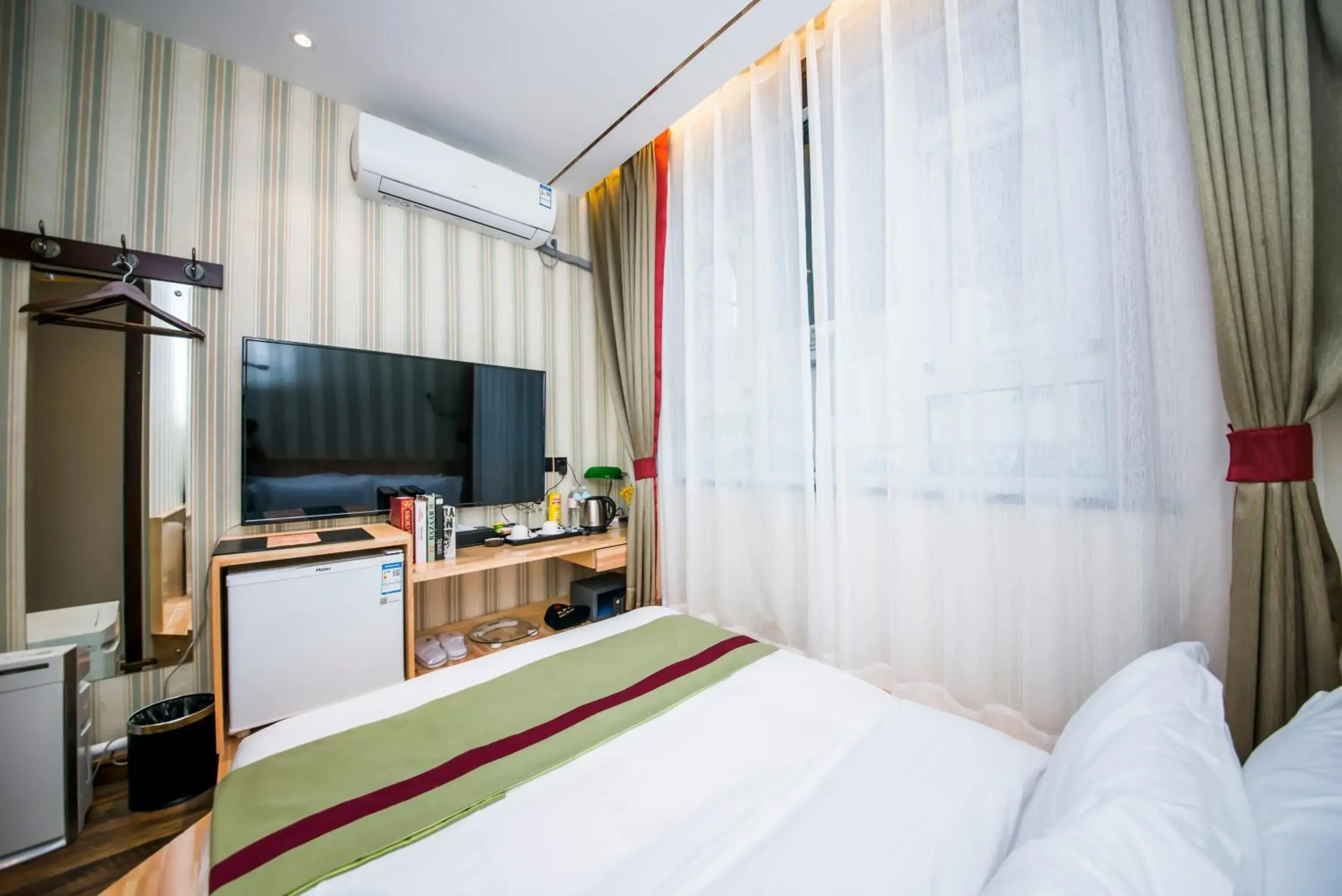 Photo of the whole room, Bed in MG Hotel St Michael's Cathedral, Qingdao Photo of the whole room, Bed in MG Hotel St Michael's Cathedral, Qingdao