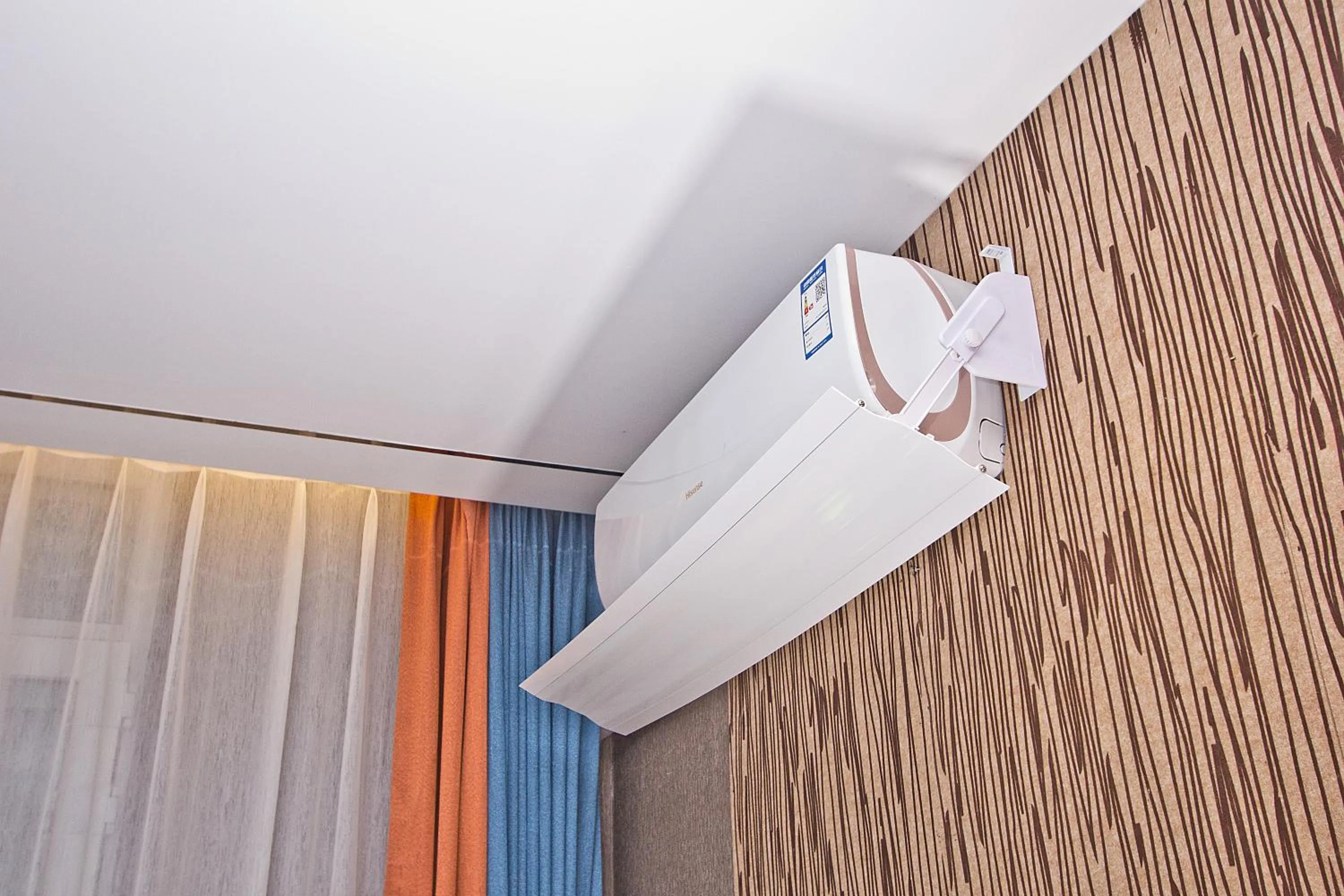 air conditioner in Qingdao MG Hotel l Walking distance to the beach & railway station & St Michaels Cathedral