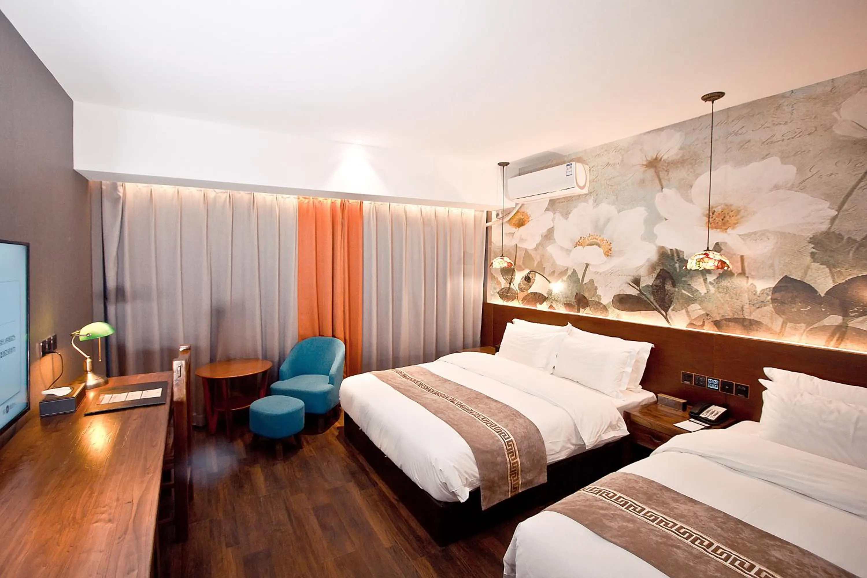 Photo of the whole room, Bed in Qingdao MG Hotel l Walking distance to the beach &amp; railway station &amp; St Michaels Cathedral