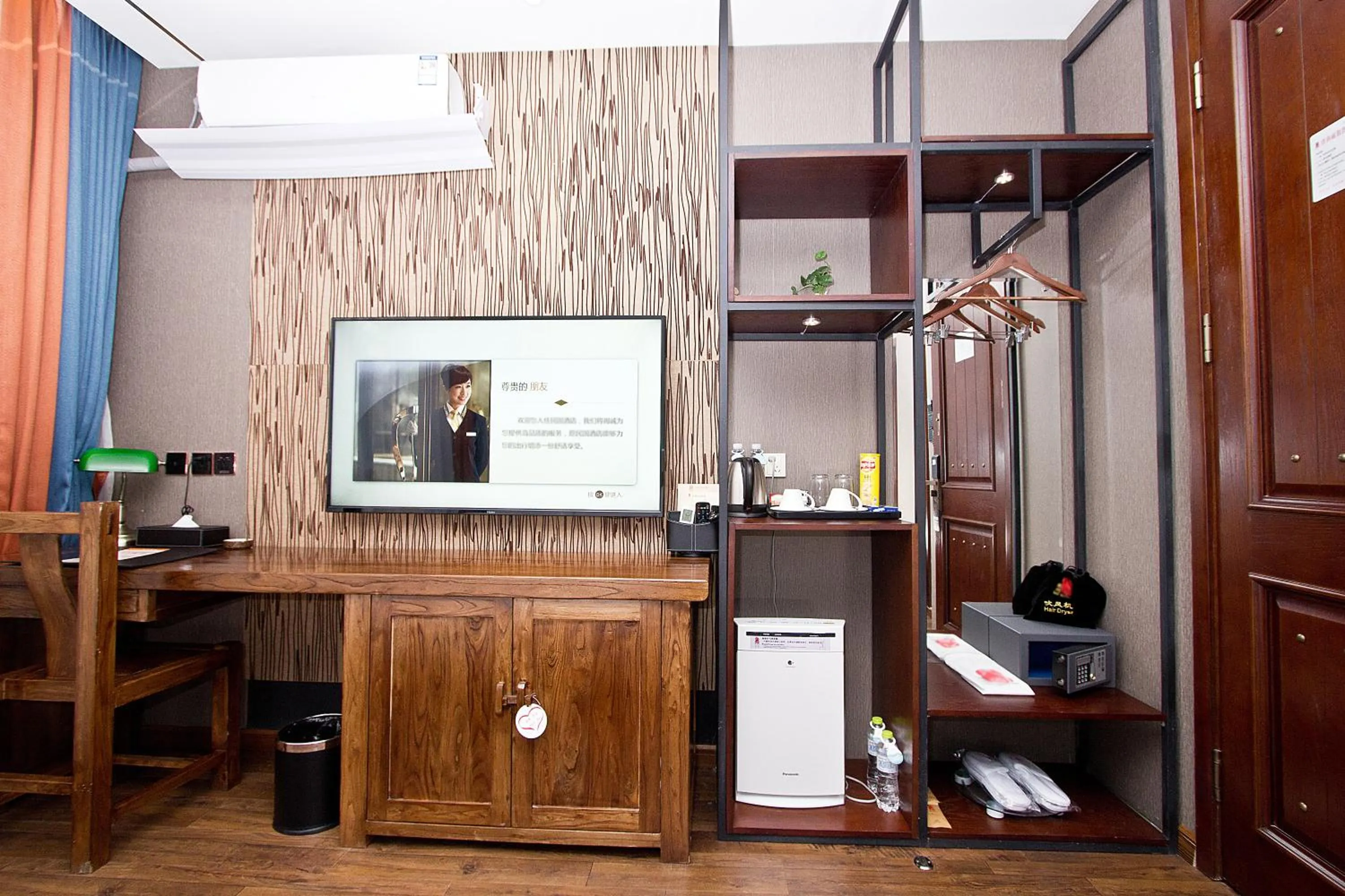 wardrobe in Qingdao MG Hotel l Walking distance to the beach & railway station & St Michaels Cathedral