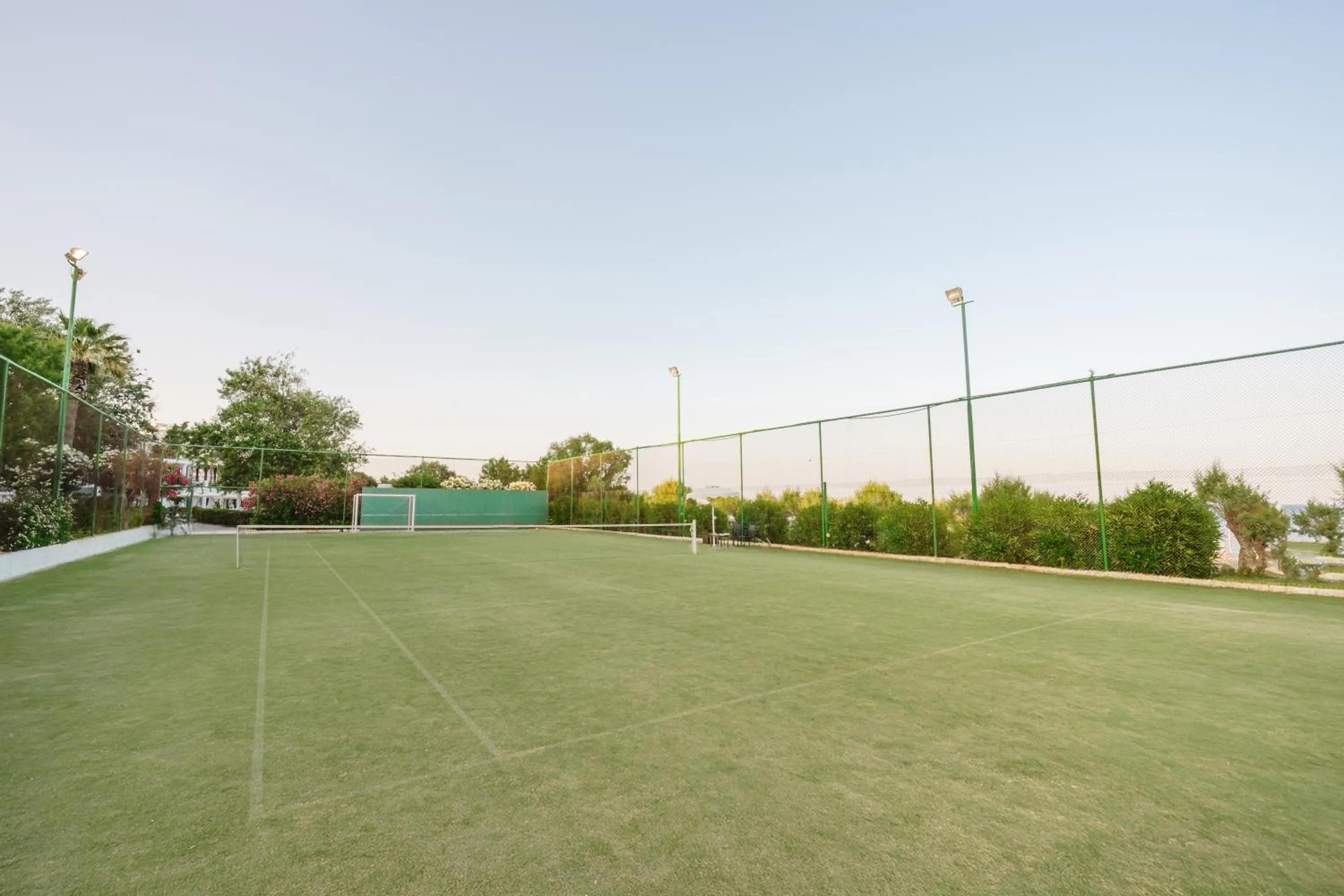 Tennis court in Calypso Beach