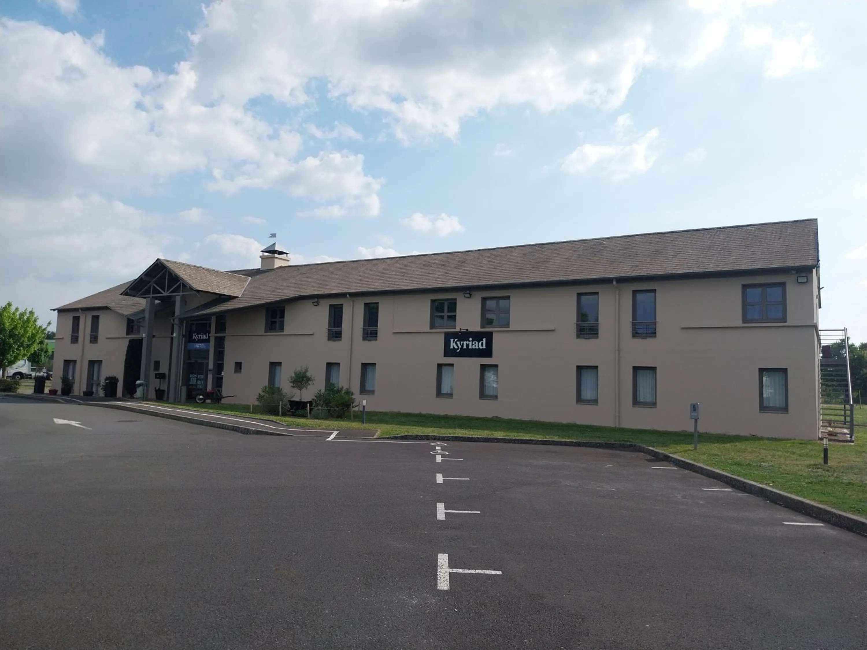 Property building in Kyriad Hôtel La Fleche