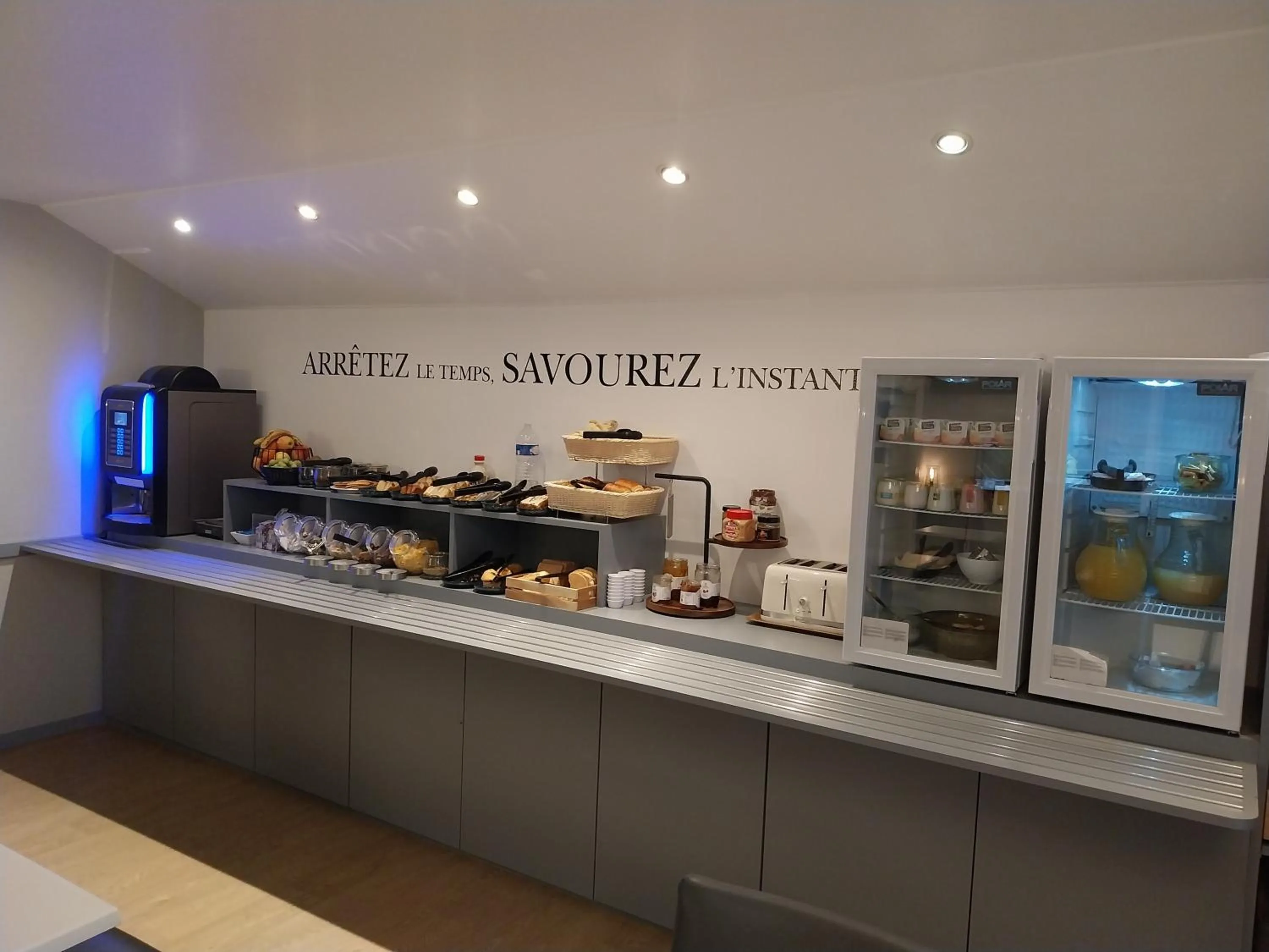 Food and drinks in Kyriad Hôtel La Fleche